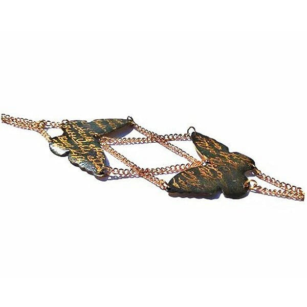 Χειρόγραφο χειροποίητο βραχιόλι πεταλούδα - 3016, Το χειρόγραφο χειροποίητο βραχιόλι με πεταλούδα αποτελεί ένα μοναδικό κόσμημα που συνδυάζει την κομψότητα της φύσης με τη σύγχρονη αισθητική. Σχεδιασμένο από την Ελληνίδα Σχεδιάστρια Κοσμημάτων Αικατερίνη Χαλκιαδάκη, αυτό το εντυπωσιακό γυναικείο βραχιόλι διαθέτει δύο λεπτομερείς πεταλούδες από ορείχαλκο με μαύρη πατίνα που τους προσδίδει vintage χαρακτήρα.
Οι πεταλούδες συνδέονται με λεπτή αλυσίδα από ορείχαλκο και διακοσμούνται με λευκά μαργαριτάρια που προσθέτουν μια νότα κομψότητας και φωτεινότητας. Η μαύρη πατίνα δημιουργεί όμορφες αντιθέσεις χρωμάτων, ενώ η χειρόγραφη τεχνική κατασκευής κάνει κάθε κομμάτι μοναδικό.
Το βραχιόλι είναι ιδανικό για καθημερινή χρήση ή για ειδικές περιστάσεις, προσθέτοντας έναν καλλιτεχνικό χαρακτήρα σε κάθε εμφάνιση. Συνδυάζεται τέλεια με άλλα χειροποίητα κοσμήματα και αποτελεί μια υπέροχη επιλογή δώρου για γυναίκες που εκτιμούν την ελληνική τέχνη και το χειροποίητο κόσμημα.