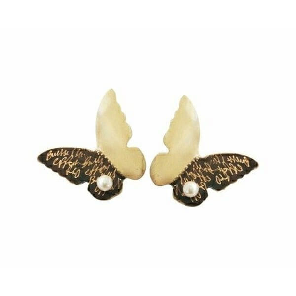 Ανακαλύψτε τη μαγεία των χειροποίητων σκουλαρικιών πεταλούδα με μαργαριτάρια, ένα εκπληκτικό κόσμημα που συνδυάζει τη φινέτσα με την ελληνική τεχνοτροπία. Αυτά τα καρφωτά σκουλαρίκια από την συλλογή της Αικατερίνης Χαλκιαδάκη αποτελούν την τέλεια επιλογή για γυναίκες που αναζητούν μοναδικότητα και στυλ.\u000AΚατασκευασμένα από υψηλής ποιότητας ορείχαλκο με εκλεπτυσμένη μαύρη πατίνα, αυτά τα σκουλαρίκια διαθέτουν ένα ονειρεμένο σχέδιο πεταλούδας. Η χρυσαφί απόχρωση του ορείχαλκου αντιπαραβάλλεται όμορφα με τις φυσικές πέρλες που στολίζουν κάθε φτερό, δημιουργώντας έναν εντυπωσιακό συνδυασμό υλικών. Το συμπαγές μέγεθος τους τα καθιστά ιδανικά για καθημερινή χρήση, ενώ παραμένουν αρκετά εντυπωσιακά για ειδικές περιστάσεις.