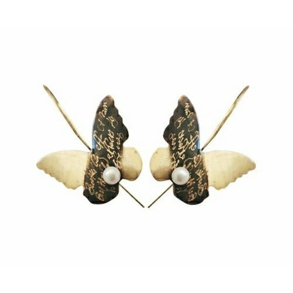 Σκουλαρίκια κρεμαστά μακριά με μαργαριτάρια πεταλούδα - 4667, Κομψά κρεμαστά σκουλαρίκια με μοτίβο πεταλούδας που συνδυάζουν τη χάρη της φύσης με τη σύγχρονη αισθητική. Σχεδιασμένα από την Ελληνίδα Σχεδιάστρια Κοσμημάτων Αικατερίνη Χαλκιαδάκη, αυτά τα μοναδικά χειροποίητα σκουλαρίκια αποτελούν το τέλειο statement κόσμημα για κάθε περίσταση.
Κάθε σκουλαρίκι διαθέτει έναν καλλιτεχνικό συνδυασμό χρυσού και μαύρου ορείχαλκου με εκλεπτυσμένη πατίνα που δημιουργεί μια vintage αίσθηση. Οι φυσικές πέρλες προσδίδουν κλασική κομψότητα, ενώ το μοτίβο της πεταλούδας συμβολίζει τη μεταμόρφωση και την ομορφιά. Τα μακριά, κρεμαστά φτερά κινούνται γραφικά με κάθε κίνηση, προσελκύοντας τα βλέμματα.