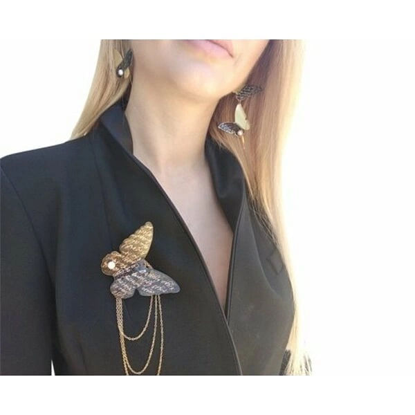 Σκουλαρίκια κρεμαστά μακριά με μαργαριτάρια πεταλούδα - 4667, Κομψά κρεμαστά σκουλαρίκια με μοτίβο πεταλούδας που συνδυάζουν τη χάρη της φύσης με τη σύγχρονη αισθητική. Σχεδιασμένα από την Ελληνίδα Σχεδιάστρια Κοσμημάτων Αικατερίνη Χαλκιαδάκη, αυτά τα μοναδικά χειροποίητα σκουλαρίκια αποτελούν το τέλειο statement κόσμημα για κάθε περίσταση.
Κάθε σκουλαρίκι διαθέτει έναν καλλιτεχνικό συνδυασμό χρυσού και μαύρου ορείχαλκου με εκλεπτυσμένη πατίνα που δημιουργεί μια vintage αίσθηση. Οι φυσικές πέρλες προσδίδουν κλασική κομψότητα, ενώ το μοτίβο της πεταλούδας συμβολίζει τη μεταμόρφωση και την ομορφιά. Τα μακριά, κρεμαστά φτερά κινούνται γραφικά με κάθε κίνηση, προσελκύοντας τα βλέμματα.