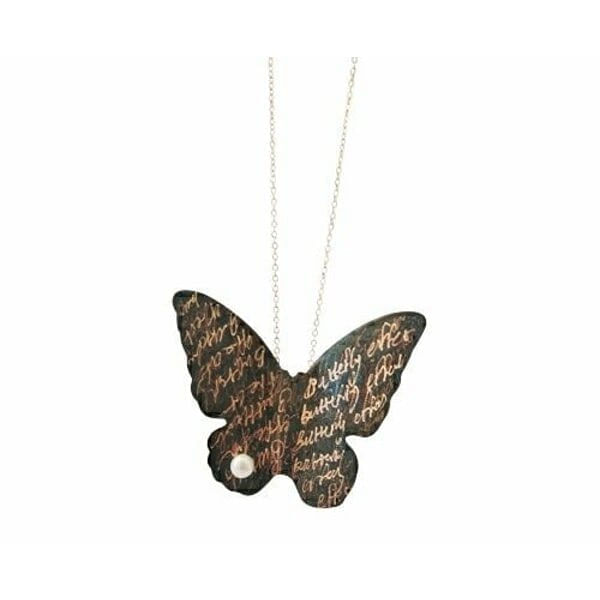 Ανακαλύψτε το μεγάλο εντυπωσιακό κολιέ με πεταλούδα και μαργαριτάρι που θα γίνει το signature κόσμημα της γκαρνταρόμπας σας. Αυτό το χειροποίητο statement κολιέ, σχεδιασμένο από την Ελληνίδα Σχεδιάστρια Κοσμημάτων Αικατερίνη Χαλκιαδάκη, συνδυάζει την κομψότητα της πεταλούδας με την κλασική ομορφιά του μαργαριταριού.\u000AΚατασκευασμένο από υψηλής ποιότητας ορείχαλκο με μαύρη πατίνα, το κολιέ διαθέτει ένα εντυπωσιακό μοτίβο πεταλούδας που φέρει χαραγμένα γράμματα, δημιουργώντας ένα μοναδικό καλλιτεχνικό αποτέλεσμα. Το φυσικό μαργαριτάρι προσθέτει μια πινελιά κομψότητας και φωτεινότητας στον σχεδιασμό. Το μακρύ μήκος του κολιέ το καθιστά ιδανικό για layering ή για να φορεθεί μόνο του ως statement κόσμημα.