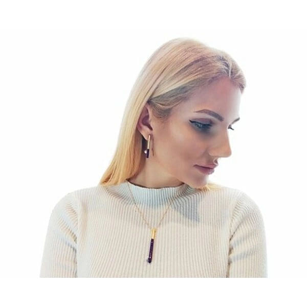 Color block κολιέ μενταγιόν με μαργαριτάρι και χρώμα - 4163, Ανακαλύψτε τη μοναδική ομορφιά αυτού του εντυπωσιακού color block κολιέ μενταγιόν, που συνδυάζει harmonικά το χρυσό ορείχαλκο με το έντονο μοβ σμάλτο και ένα λεπτεπίλεπτο μαργαριτάρι. Σχεδιασμένο από την Ελληνίδα Σχεδιάστρια Κοσμημάτων Αικατερίνη Χαλκιαδάκη, αυτό το χειροποίητο κόσμημα αποτελεί την τέλεια επιλογή για τη σύγχρονη γυναίκα που αναζητά statement αξεσουάρ με ελληνική υπογραφή.
Το κοντό κολιέ διαθέτει ένα γεωμετρικό μενταγιόν που καταλήγει σε μια φυσική πέρλα, δημιουργώντας έναν εκλεπτυσμένο συνδυασμό παραδοσιακών και μοντέρνων στοιχείων. Ο έντονος μοβ χρωματισμός σε συνδυασμό με το χρυσό του ορείχαλκου προσφέρει μια πολυτελή αίσθηση που προσελκύει τα βλέμματα.
Ιδανικό για καθημερινή ή βραδινή εμφάνιση, αυτό το κολιέ συνδυάζεται άψογα με μονόχρωμα ρούχα και μπορεί να φορεθεί μόνο του ή σε layering look με άλλα κοσμήματα.
Φροντίστε το κόσμημά σας αποθηκεύοντάς το σε στεγνό χώρο και καθαρίζοντάς το με μαλακό πανί για να διατηρήσει τη λάμψη του.