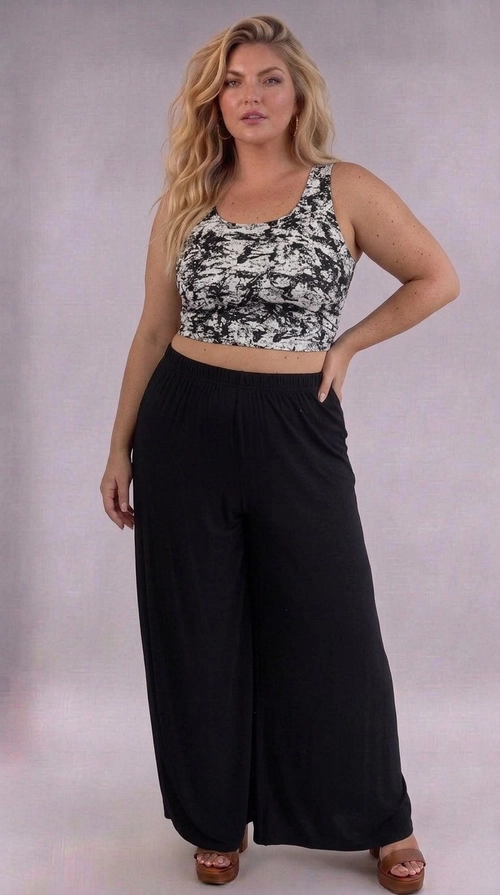 Κροπ τοπ εμπριμέ καλοκαιρινό plus size - CTSPL125 | Candiashop Boutique, Ανακαλύψτε το απόλυτο καλοκαιρινό κροπ τοπ που συνδυάζει στυλ και άνεση για κάθε plus size σιλουέτα. Με το εντυπωσιακό αφηρημένο μοτίβο σε αποχρώσεις εκρού και ανθρακί, το τοπ αυτό αποπνέει μια boho-chic αισθητική που ξεχωρίζει. Η φαρδιά λαιμόκοψη τύπου U και οι χοντρές τιράντες προσφέρουν άριστη εφαρμογή και υποστήριξη, ενώ ταυτόχρονα αναδεικνύουν τους ώμους και το ντεκολτέ με κομψό τρόπο. Το κοντό του μήκος δημιουργεί μια τολμηρή, μοντέρνα γραμμή που κολακεύει το σώμα. Μπορεί να φορεθεί με φαρδιές μαύρες παντελόνες palazzo για ένα ολοκληρωμένο look, όπως φαίνεται και στη φωτογραφία, αλλά και με ψηλόμεσα τζιν, φούστες midi ή σορτς για casual καλοκαιρινές εμφανίσεις. Ιδανικό για βόλτες, καλοκαιρινές εξόδους, beach parties ή ακόμα και για ένα χαλαρό απόγευμα με φίλες. Ένα must-have κομμάτι που αποδεικνύει ότι η μόδα δεν έχει μέγεθος!