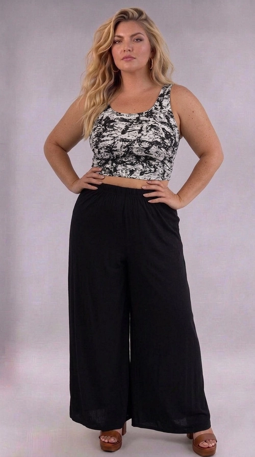 Κροπ τοπ εμπριμέ καλοκαιρινό plus size - CTSPL125 | Candiashop Boutique, Ανακαλύψτε το απόλυτο καλοκαιρινό κροπ τοπ που συνδυάζει στυλ και άνεση για κάθε plus size σιλουέτα. Με το εντυπωσιακό αφηρημένο μοτίβο σε αποχρώσεις εκρού και ανθρακί, το τοπ αυτό αποπνέει μια boho-chic αισθητική που ξεχωρίζει. Η φαρδιά λαιμόκοψη τύπου U και οι χοντρές τιράντες προσφέρουν άριστη εφαρμογή και υποστήριξη, ενώ ταυτόχρονα αναδεικνύουν τους ώμους και το ντεκολτέ με κομψό τρόπο. Το κοντό του μήκος δημιουργεί μια τολμηρή, μοντέρνα γραμμή που κολακεύει το σώμα. Μπορεί να φορεθεί με φαρδιές μαύρες παντελόνες palazzo για ένα ολοκληρωμένο look, όπως φαίνεται και στη φωτογραφία, αλλά και με ψηλόμεσα τζιν, φούστες midi ή σορτς για casual καλοκαιρινές εμφανίσεις. Ιδανικό για βόλτες, καλοκαιρινές εξόδους, beach parties ή ακόμα και για ένα χαλαρό απόγευμα με φίλες. Ένα must-have κομμάτι που αποδεικνύει ότι η μόδα δεν έχει μέγεθος!
