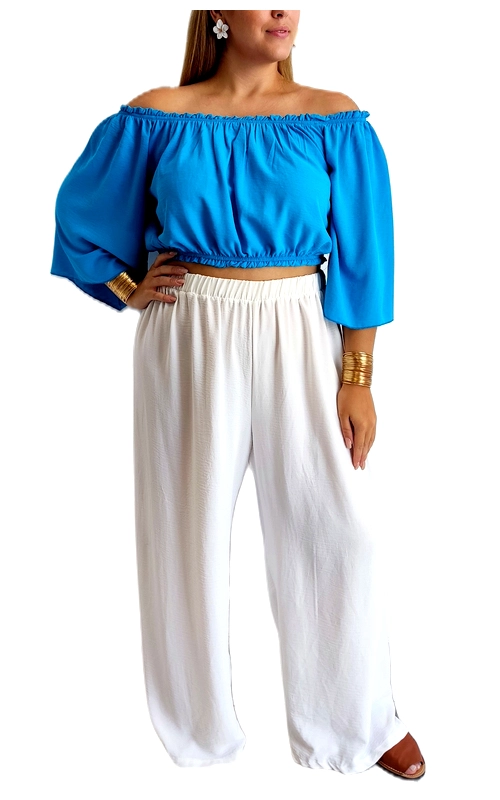 Ανανεώστε το καλοκαιρινό σας στυλ με αυτό το εντυπωσιακό σύνολο που συνδυάζει κομψότητα και άνεση. Το κροπ τοπ σε λαμπερό γαλάζιο χρώμα διαθέτει μοντέρνο σχεδιασμό με έξω τους ώμους και φαρδιά μανίκια 3/4 που προσφέρουν ανάλαφρη αίσθηση. Η ελαστική λάστιχο στο πάνω μέρος και στο τελείωμα χαρίζει άνετη εφαρμογή και κολακευτική σιλουέτα. Συνδυάζεται τέλεια με την λευκή φαρδιά παντελόνα με ελαστική μέση, δημιουργώντας ένα δροσερό και κομψό σύνολο ιδανικό για καλοκαιρινές εξόδους. Το σύνολο αναδεικνύεται ιδανικά με χρυσά αξεσουάρ, όπως βραχιόλια και σκουλαρίκια. Φορέστε το σε καλοκαιρινά πάρτι, βόλτες στην παραλία ή απογευματινούς καφέδες και κλέψτε τις εντυπώσεις. Η άνετη γραμμή του το καθιστά ιδανική επιλογή για plus size σιλουέτες, χαρίζοντας στυλ και αυτοπεποίθηση σε κάθε σας εμφάνιση.