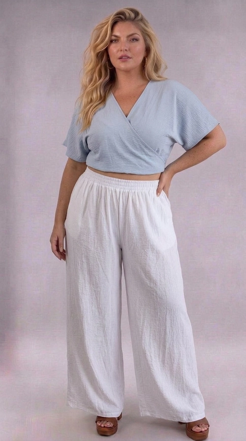 Κροπ τοπ γκρι καλοκαιρινό plus size - CTSPL124 | Candiashop Boutique, Ανακαλύψτε το απόλυτο καλοκαιρινό κροπ τοπ που συνδυάζει στυλ και άνεση σε μία μοναδική δημιουργία. Σε ελκυστική γκρι-ασημί απόχρωση, το τοπ αυτό διαθέτει κομψό κρουαζέ ντεκολτέ σε σχήμα V, που χαρίζει μια θηλυκή και σαγηνευτική σιλουέτα. Οι φαρδιές κοντές μανσέτες προσφέρουν μια χαλαρή, boho αισθητική, ενώ το ελαφρύ, υφαντό ύφασμα με διακριτή υφή εξασφαλίζει αναπνεύσιμη άνεση τις ζεστές καλοκαιρινές μέρες. Ιδανικό για plus size σώματα, το κροπ τοπ αυτό αγκαλιάζει τις καμπύλες σας με χάρη και αυτοπεποίθηση. Μπορεί να φορεθεί με φαρδιές λευκές παντελόνες για ένα ολοκληρωμένο καλοκαιρινό σύνολο, όπως φαίνεται στη φωτογραφία, αλλά και με ψηλόμεσα τζιν, φλοράλ φούστες ή σορτς για διαφορετικές περιστάσεις. Κατάλληλο για βόλτες στην παραλία, καλοκαιρινές εξόδους ή χαλαρές συναντήσεις με φίλους, αυτό το κομμάτι αποτελεί must-have προσθήκη στη θερινή σας γκαρνταρόμπα.