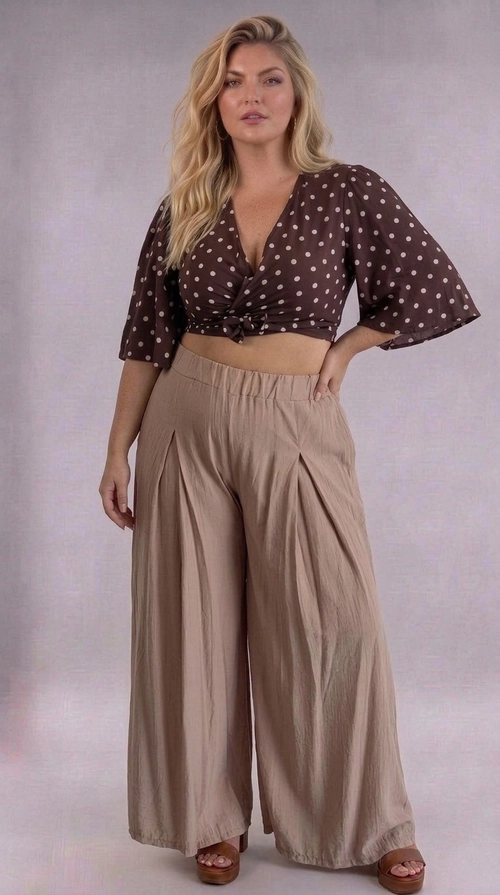 Κροπ τοπ καφέ καλοκαιρινό plus size - CTSPL128 | Candiashop Boutique, Ανακαλύψτε το απόλυτο καλοκαιρινό κροπ τοπ που συνδυάζει στυλ και άνεση για κάθε plus size σιλουέτα. Σε βαθύ καφέ χρώμα σοκολάτας με χαριτωμένα μπεζ πουά, αυτό το τοπ αναδεικνύει τη θηλυκότητα με τον πιο κομψό τρόπο. Το V-λαιμόκοψη και το δέσιμο στο μπροστινό μέρος δημιουργούν μια κολακευτική εφαρμογή που τονίζει τη μέση, ενώ τα μεσαία μανίκια προσθέτουν έναν αέρα ρομαντισμού. Το ελαφρύ, ρέον ύφασμα εξασφαλίζει άνεση σε ζεστές μέρες, κάνοντάς το ιδανικό για καλοκαιρινές εξόδους, βόλτες στην παραλία ή καφεδάκι με φίλες. Μπορεί να συνδυαστεί τέλεια με φαρδιά παντελόνια σε μπεζ ή χακί τόνους, όπως φαίνεται στη φωτογραφία, αλλά και με ψηλόμεσα τζιν ή φούστες midi για ένα ολοκληρωμένο look. Ένα must-have κομμάτι για τη γυναίκα που αγαπά τη μόδα χωρίς συμβιβασμούς!
