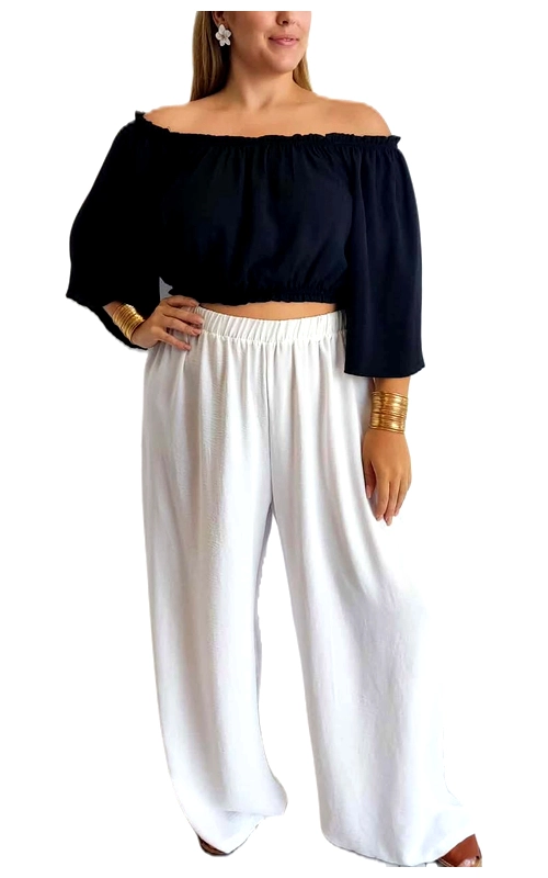 Αναδείξτε το καλοκαιρινό σας στυλ με αυτό το κομψό σύνολο που συνδυάζει άνεση και θηλυκότητα. Το μαύρο off\u002Dshoulder κροπ τοπ διαθέτει ελαστική λαιμόκοψη με βολάν που αγκαλιάζει απαλά τους ώμους, ενώ τα φαρδιά μανίκια 3/4 προσφέρουν αέρινη αίσθηση. Η χαλαρή γραμμή του τοπ συνδυάζεται ιδανικά με την λευκή παντελόνα που το συνοδεύει, η οποία διαθέτει ελαστική μέση για άψογη εφαρμογή και άνετη φαρδιά γραμμή που κολακεύει κάθε σωματότυπο. Ο συνδυασμός του βαθύ μαύρου με το λαμπερό λευκό δημιουργεί μια διαχρονική αντίθεση που μπορεί να φορεθεί από το πρωί μέχρι το βράδυ. Ιδανικό για καλοκαιρινές βόλτες, παραλιακά δείπνα ή ακόμα και για πιο επίσημες περιστάσεις με τα κατάλληλα αξεσουάρ. Συνδυάστε το με χρυσά κοσμήματα, όπως τα βραχιόλια που φαίνονται στην εικόνα, για να ολοκληρώσετε ένα εντυπωσιακό καλοκαιρινό σύνολο που θα τραβήξει όλα τα βλέμματα.