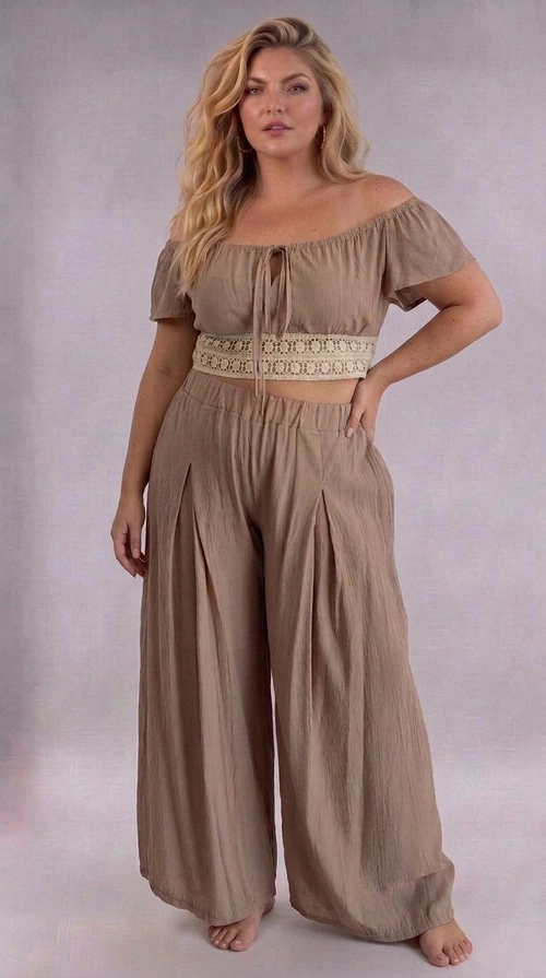 Κροπ τοπ κρεμ καλοκαιρινό plus size - CTSPL122 | Candiashop Boutique, Ανακαλύψτε το απόλυτο καλοκαιρινό κροπ τοπ σε γήινη απόχρωση μπεζ-καφέ, που αναδεικνύει κάθε σιλουέτα με χάρη και στυλ. Το σχέδιό του με off-shoulder γραμμή και φουσκωτά μανίκια δίνει έναν ρομαντικό, boho χαρακτήρα, ενώ το δέσιμο με κορδόνι στο μπροστινό μέρος προσθέτει μια παιχνιδιάρικη πινελιά. Το εντυπωσιακό δαντελένιο crochet λεπτομέρεια στη μέση, σε κρεμ-εκρού απόχρωση, αποτελεί το κεντρικό στοιχείο που κάνει αυτό το τοπ να ξεχωρίζει. Κατασκευασμένο από ελαφρύ, αέρινο ύφασμα που εξασφαλίζει άνεση τις ζεστές μέρες, είναι ιδανικό για plus size σώματα χάρη στην ελαστική εφαρμογή του. Μπορεί να φορεθεί με φαρδιά παλάτσο παντελόνα στο ίδιο χρώμα για ένα εντυπωσιακό σύνολο, όπως φαίνεται στη φωτογραφία, ή με ψηλόμεση φούστα για μια πιο ανάλαφρη εμφάνιση. Ιδανικό για βόλτες στην παραλία, καλοκαιρινές εξόδους και διακοπές, αυτό το τοπ είναι must-have κομμάτι για κάθε γυναίκα που αγαπά τη boho-chic αισθητική.