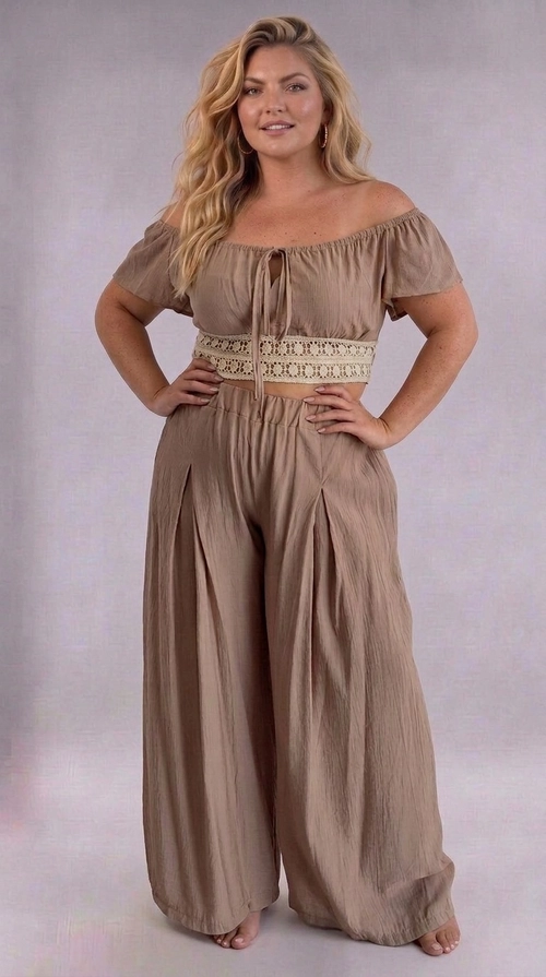 Κροπ τοπ κρεμ καλοκαιρινό plus size - CTSPL122 | Candiashop Boutique, Ανακαλύψτε το απόλυτο καλοκαιρινό κροπ τοπ σε γήινη απόχρωση μπεζ-καφέ, που αναδεικνύει κάθε σιλουέτα με χάρη και στυλ. Το σχέδιό του με off-shoulder γραμμή και φουσκωτά μανίκια δίνει έναν ρομαντικό, boho χαρακτήρα, ενώ το δέσιμο με κορδόνι στο μπροστινό μέρος προσθέτει μια παιχνιδιάρικη πινελιά. Το εντυπωσιακό δαντελένιο crochet λεπτομέρεια στη μέση, σε κρεμ-εκρού απόχρωση, αποτελεί το κεντρικό στοιχείο που κάνει αυτό το τοπ να ξεχωρίζει. Κατασκευασμένο από ελαφρύ, αέρινο ύφασμα που εξασφαλίζει άνεση τις ζεστές μέρες, είναι ιδανικό για plus size σώματα χάρη στην ελαστική εφαρμογή του. Μπορεί να φορεθεί με φαρδιά παλάτσο παντελόνα στο ίδιο χρώμα για ένα εντυπωσιακό σύνολο, όπως φαίνεται στη φωτογραφία, ή με ψηλόμεση φούστα για μια πιο ανάλαφρη εμφάνιση. Ιδανικό για βόλτες στην παραλία, καλοκαιρινές εξόδους και διακοπές, αυτό το τοπ είναι must-have κομμάτι για κάθε γυναίκα που αγαπά τη boho-chic αισθητική.