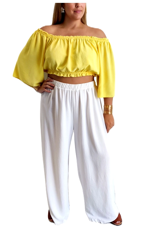 Αυτό το εντυπωσιακό σύνολο αποτελείται από ένα κομψό κίτρινο κροπ τοπ και μια λευκή φαρδιά παντελόνα, ιδανικό για καλοκαιρινές εμφανίσεις. Το τοπ σε λαμπερό κίτρινο χρώμα διαθέτει έξω τους ώμους σχεδιασμό με ελαστικό λάστιχο στο πάνω μέρος και στο τελείωμα, δημιουργώντας έναν κολακευτικό όγκο. Τα φαρδιά μανίκια τρία\u002Dτέταρτα προσφέρουν άνεση και στυλ, ενώ το κοντό μήκος του αναδεικνύει τη μέση. Συνδυάζεται τέλεια με την άνετη λευκή παντελόνα που διαθέτει ελαστική μέση για μέγιστη άνεση και φαρδιά γραμμή που κολακεύει κάθε σωματότυπο. Το σύνολο είναι ιδανικό για καλοκαιρινές βόλτες, παραλιακά δείπνα ή απογευματινούς καφέδες. Μπορεί να συνδυαστεί με χρυσά αξεσουάρ, όπως βραχιόλια και σκουλαρίκια, για μια πιο εντυπωσιακή εμφάνιση. Το ελαφρύ ύφασμα εξασφαλίζει δροσιά κατά τις ζεστές καλοκαιρινές ημέρες, ενώ η χαλαρή εφαρμογή προσφέρει άνεση και κίνηση. Ένα must\u002Dhave σύνολο για το καλοκαιρινό σας ντουλάπα!