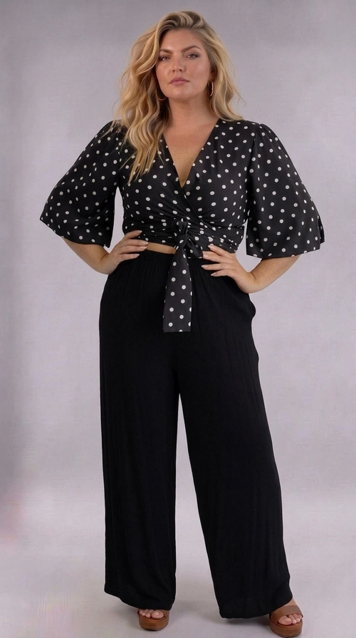 Κροπ τοπ μαύρο καλοκαιρινό plus size - CTSPL130 | Candiashop Boutique, Ανακαλύψτε το απόλυτο καλοκαιρινό κροπ τοπ που συνδυάζει στυλ και άνεση για κάθε plus size σιλουέτα. Σε κλασικό μαύρο χρώμα με λευκά πουά μοτίβα, αυτό το τοπ αναδεικνύει τη θηλυκότητά σας με κομψό και παιχνιδιάρικο τρόπο. Το βαθύ V-λαιμόκοψη και το δέσιμο στη μέση δημιουργούν μια κολακευτική εφαρμογή που τονίζει τις καμπύλες σας, ενώ τα φαρδιά μανίκια τύπου μπόχο προσθέτουν μια ρομαντική, boho-chic αίσθηση. Το ελαφρύ ύφασμα εξασφαλίζει τέλεια άνεση τις ζεστές καλοκαιρινές μέρες, κάνοντάς το ιδανικό για κάθε περίσταση. Μπορεί να φορεθεί με φαρδιά μαύρη παντελόνα για ένα sophisticated look, με λευκό τζιν για casual εμφάνιση, ή με φλοράλ φούστα για ένα πιο φεμινιστικό αποτέλεσμα. Ιδανικό για βραδινές έξοδοι, καλοκαιρινές εκδρομές ή χαλαρές συναντήσεις με φίλες, αυτό το κροπ τοπ αποτελεί must-have κομμάτι για κάθε γυναίκα που αγαπά τη μόδα χωρίς συμβιβασμούς στην άνεση.