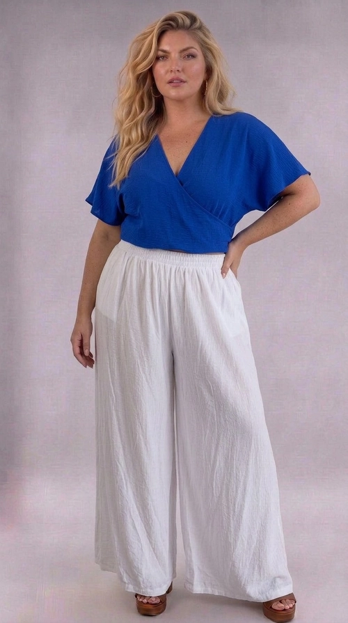 Κροπ τοπ μπλε ρουά καλοκαιρινό plus size - CTSPL127 | Candiashop Boutique, Ανακαλύψτε το απόλυτο καλοκαιρινό κροπ τοπ σε έντονο βασιλικό μπλε χρώμα, που θα γίνει το αγαπημένο σας κομμάτι της σεζόν. Με το κομψό κρουαζέ ντεκολτέ σε σχήμα V, το τοπ αυτό αναδεικνύει τη γυναικεία σιλουέτα με τον πιο κολακευτικό τρόπο. Τα κοντά, φαρδιά μανίκια προσφέρουν άνεση και στυλ ταυτόχρονα, ενώ η κροπ γραμμή του δίνει ένα μοντέρνο και δυναμικό χαρακτήρα. Σχεδιασμένο ειδικά για plus size γυναίκες, προσφέρει εξαιρετική εφαρμογή και αίσθηση ελευθερίας. Το μονόχρωμο σχέδιό του το καθιστά ιδανικό για συνδυασμούς με λευκές παντελόνες, όπως φαίνεται στην εικόνα, δημιουργώντας ένα εντυπωσιακό σύνολο. Μπορεί επίσης να φορεθεί με φλοράλ φούστες, τζιν σορτς ή λινά παντελόνια για μια ολοκληρωμένη καλοκαιρινή εμφάνιση. Ιδανικό για καλοκαιρινές εξόδους, βόλτες στην παραλία, καφέ με φίλες ή ακόμα και για πιο επίσημες περιστάσεις. Το ζωηρό βασιλικό μπλε χρώμα εγγυάται ότι θα ξεχωρίζετε παντού!