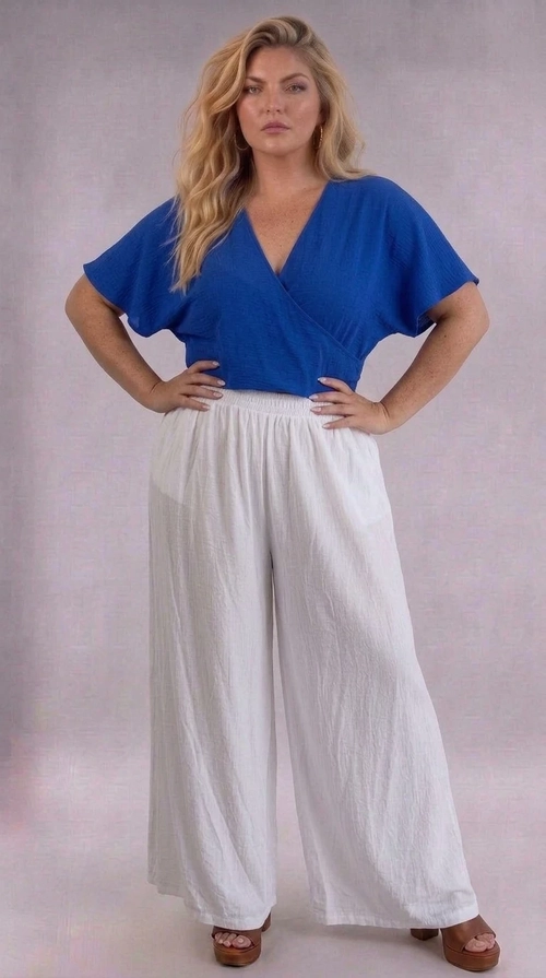 Κροπ τοπ μπλε ρουά καλοκαιρινό plus size - CTSPL127 | Candiashop Boutique, Ανακαλύψτε το απόλυτο καλοκαιρινό κροπ τοπ σε έντονο βασιλικό μπλε χρώμα, που θα γίνει το αγαπημένο σας κομμάτι της σεζόν. Με το κομψό κρουαζέ ντεκολτέ σε σχήμα V, το τοπ αυτό αναδεικνύει τη γυναικεία σιλουέτα με τον πιο κολακευτικό τρόπο. Τα κοντά, φαρδιά μανίκια προσφέρουν άνεση και στυλ ταυτόχρονα, ενώ η κροπ γραμμή του δίνει ένα μοντέρνο και δυναμικό χαρακτήρα. Σχεδιασμένο ειδικά για plus size γυναίκες, προσφέρει εξαιρετική εφαρμογή και αίσθηση ελευθερίας. Το μονόχρωμο σχέδιό του το καθιστά ιδανικό για συνδυασμούς με λευκές παντελόνες, όπως φαίνεται στην εικόνα, δημιουργώντας ένα εντυπωσιακό σύνολο. Μπορεί επίσης να φορεθεί με φλοράλ φούστες, τζιν σορτς ή λινά παντελόνια για μια ολοκληρωμένη καλοκαιρινή εμφάνιση. Ιδανικό για καλοκαιρινές εξόδους, βόλτες στην παραλία, καφέ με φίλες ή ακόμα και για πιο επίσημες περιστάσεις. Το ζωηρό βασιλικό μπλε χρώμα εγγυάται ότι θα ξεχωρίζετε παντού!