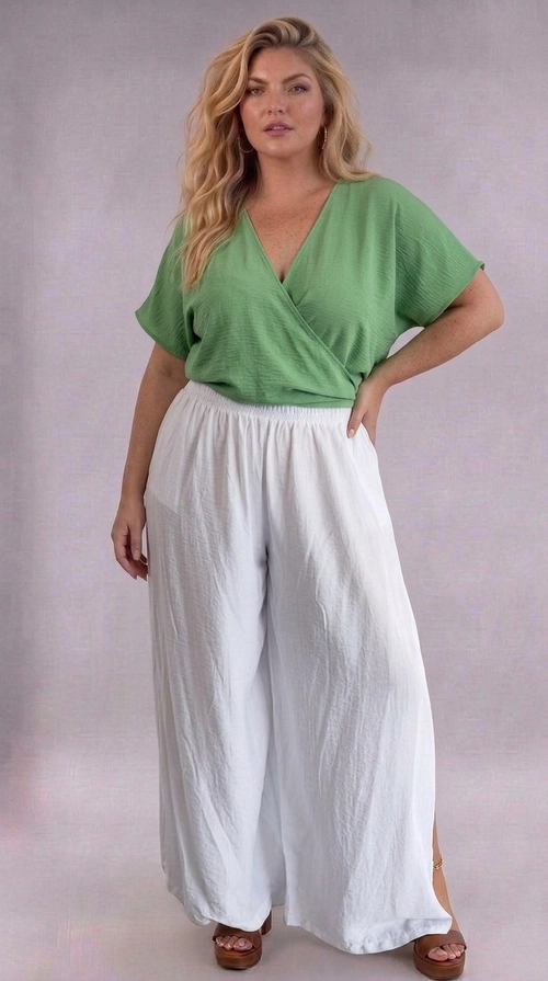 Κροπ τοπ πράσινο καλοκαιρινό plus size - CTSPL126 | Candiashop Boutique, Ανακαλύψτε το απόλυτο καλοκαιρινό κροπ τοπ σε υπέροχο πράσινο χρώμα που θα αναδείξει τη θηλυκή σας σιλουέτα. Το μοναδικό του σχέδιο με το χαρακτηριστικό κρουαζέ ντεκολτέ σε V δημιουργεί μια κομψή και αισθησιακή εμφάνιση, ενώ η ελαφριά, αέρινη υφή του υφάσματος το καθιστά ιδανικό για τις ζεστές καλοκαιρινές μέρες. Τα κοντά μανίκια με το χαλαρό, ρέον στυλ προσφέρουν άνεση και ελευθερία κινήσεων, ενώ η κροπ γραμμή του δημιουργεί μια μοντέρνα, τάση εποχής αισθητική. Ειδικά σχεδιασμένο για plus size σώματα, αυτό το τοπ εξασφαλίζει τέλεια εφαρμογή και αναδεικνύει τις καμπύλες σας με χάρη. Μπορεί να φορεθεί με λευκές φαρδιές παντελόνες για ένα chic καλοκαιρινό σύνολο, με σορτς για beach look ή με ψηλόμεσα τζιν για βραδινή έξοδο. Ιδανικό για βόλτες, καλοκαιρινές εκδρομές, αλλά και για πιο επίσημες περιστάσεις, αυτό το κροπ τοπ είναι το must-have κομμάτι της γκαρνταρόμπας σας για το καλοκαίρι.