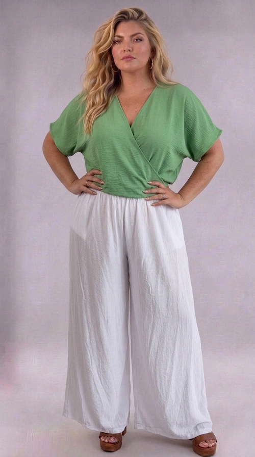 Κροπ τοπ πράσινο καλοκαιρινό plus size - CTSPL126 | Candiashop Boutique, Ανακαλύψτε το απόλυτο καλοκαιρινό κροπ τοπ σε υπέροχο πράσινο χρώμα που θα αναδείξει τη θηλυκή σας σιλουέτα. Το μοναδικό του σχέδιο με το χαρακτηριστικό κρουαζέ ντεκολτέ σε V δημιουργεί μια κομψή και αισθησιακή εμφάνιση, ενώ η ελαφριά, αέρινη υφή του υφάσματος το καθιστά ιδανικό για τις ζεστές καλοκαιρινές μέρες. Τα κοντά μανίκια με το χαλαρό, ρέον στυλ προσφέρουν άνεση και ελευθερία κινήσεων, ενώ η κροπ γραμμή του δημιουργεί μια μοντέρνα, τάση εποχής αισθητική. Ειδικά σχεδιασμένο για plus size σώματα, αυτό το τοπ εξασφαλίζει τέλεια εφαρμογή και αναδεικνύει τις καμπύλες σας με χάρη. Μπορεί να φορεθεί με λευκές φαρδιές παντελόνες για ένα chic καλοκαιρινό σύνολο, με σορτς για beach look ή με ψηλόμεσα τζιν για βραδινή έξοδο. Ιδανικό για βόλτες, καλοκαιρινές εκδρομές, αλλά και για πιο επίσημες περιστάσεις, αυτό το κροπ τοπ είναι το must-have κομμάτι της γκαρνταρόμπας σας για το καλοκαίρι.