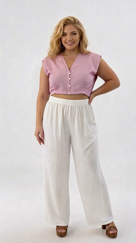 Αυτό το κομψό σύνολο plus size αποτελείται από ένα ριγέ κροπ τοπ σε απαλό ροζ χρώμα και μια φαρδιά λευκή παντελόνα. Το τοπ διαθέτει λεπτές κάθετες ρίγες, με V λαιμόκοψη και κουμπιά στο μπροστινό μέρος που προσθέτουν μια θηλυκή πινελιά. Τα φαρδιά μανίκια χωρίς ραφές προσφέρουν άνεση και κολακεύουν τους ώμους. Η παντελόνα σε λευκό χρώμα έχει χαλαρή γραμμή με ελαστική μέση για άνετη εφαρμογή, ενώ το φαρδύ πόδι δημιουργεί μια αέρινη αίσθηση ιδανική για τις ζεστές μέρες. Ο συνδυασμός είναι ιδανικός για καλοκαιρινές εξόδους, από καθημερινές βόλτες μέχρι απογευματινούς καφέδες στην παραλία. Φορέστε το με χρυσά αξεσουάρ, όπως βραχιόλια και σκουλαρίκια, για να ολοκληρώσετε το στυλ σας. Το σύνολο μπορεί να συνδυαστεί με πέδιλα ή σανδάλια για μια κομψή καλοκαιρινή εμφάνιση. Η ποιότητα του υφάσματος εξασφαλίζει άνεση καθ\u0027 όλη τη διάρκεια της ημέρας, ενώ η κολακευτική γραμμή αναδεικνύει τη σιλουέτα με κομψότητα.