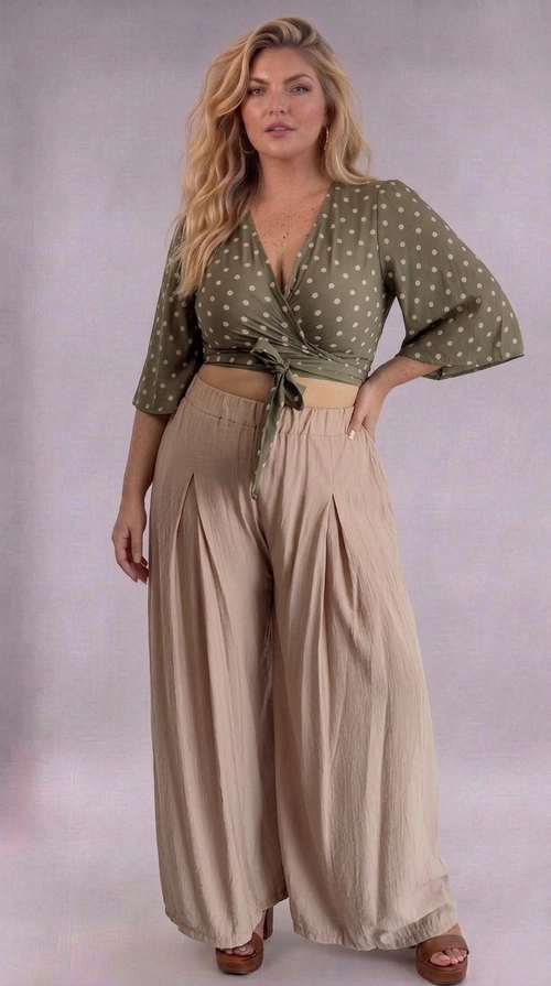 Κροπ τοπ χακί καλοκαιρινό plus size - CTSPL129 | Candiashop Boutique, Ανακαλύψτε το απόλυτο καλοκαιρινό κροπ τοπ που συνδυάζει στυλ και άνεση για κάθε plus size σιλουέτα. Σε βαθύ χακί χρώμα με παιχνιδιάρικα εκρού πουά, αυτό το τοπ αναδεικνύει τη θηλυκότητά σας με έναν μοναδικό τρόπο. Το κρουαζέ σχέδιο στο μπροστινό μέρος δημιουργεί κολακευτικό αποτέλεσμα, ενώ το δέσιμο στη μέση προσφέρει ρυθμιζόμενη εφαρμογή που ταιριάζει σε διαφορετικούς σωματότυπους. Το γιακαδάκι και τα μεσαία μανίκια με ελαφρά φουσκωτή γραμμή προσδίδουν έναν αέρα κομψής ρομαντικότητας. Ιδανικό για καλοκαιρινές βόλτες, beach parties ή casual εξόδους, μπορεί να φορεθεί με φαρδιά παντελόνια palazzo σε μπεζ ή χακί αποχρώσεις, όπως φαίνεται στο σύνολο, αλλά και με ψηλόμεσα τζιν ή floral φούστες. Η ελαφριά υφή του υφάσματος εξασφαλίζει δροσιά τις ζεστές μέρες, ενώ το μοτίβο πουά παραμένει διαχρονικά κομψό και ποτέ εκτός μόδας.