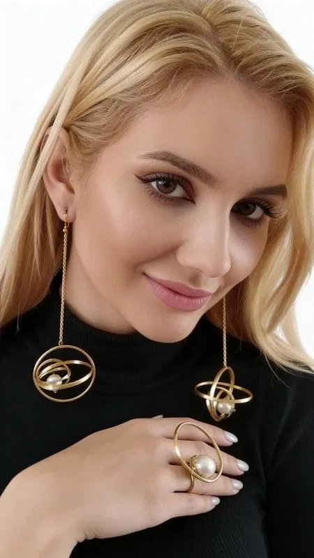 Εντυπωσιακά μακριά σκουλαρίκια με πέρλες statement - 2423, Εντυπωσιακά μακριά σκουλαρίκια με πέρλες που συνδυάζουν τη σύγχρονη αισθητική με τη διαχρονική κομψότητα. Αυτά τα statement κρεμαστά σκουλαρίκια παρουσιάζουν έναν μοναδικό σχεδιασμό με χρυσούς κρίκους και λευκές πέρλες, δημιουργώντας μια εντυπωσιακή σύνθεση που τραβά τα βλέμματα.
Τα σκουλαρίκια διαθέτουν δύο χρυσούς κρίκους σε διαφορετικά μεγέθη, με τον εσωτερικό να φιλοξενεί μια πέρλα που κρέμεται κομψά. Η ιδιαίτερη κατασκευή τους επιτρέπει την κίνηση, δίνοντας έναν δυναμικό χαρακτήρα στο κόσμημα. Σχεδιασμένα από την Ελληνίδα Σχεδιάστρια Κοσμημάτων Αικατερίνη Χαλκιαδάκη, αυτά τα χειροποίητα σκουλαρίκια αποτελούν την τέλεια επιλογή για σύγχρονες γυναίκες που αναζητούν μοντέρνα κοσμήματα με χαρακτήρα.
Ιδανικά για ιδιαίτερες στιγμές, νυφικές εμφανίσεις ή καθημερινές εξόδους όπου θέλετε να ξεχωρίσετε. Το χρυσό χρώμα συνδυάζεται εύκολα με κάθε ντύσιμο, ενώ οι πέρλες προσθέτουν μια νότα κομψότητας και φινέτσας. Αποθηκεύστε σε στεγνό μέρος και καθαρίζετε με μαλακό πανί.
Υλικό: Ορείχαλκος 
Πέτρα: Πέρλα