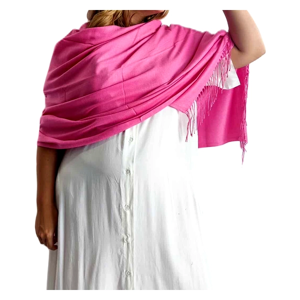 Αυτή η εντυπωσιακή εσάρπα σε ζωηρό φούξια χρώμα αποτελεί την τέλεια προσθήκη στη γκαρνταρόμπα κάθε γυναίκας. Κατασκευασμένη από πολυτελή συνδυασμό 90% κασμίρ και 10% μετάξι, προσφέρει απαράμιλλη απαλότητα και μια αίσθηση πολυτέλειας που αγκαλιάζει τους ώμους σας με ζεστασιά και κομψότητα. Οι κομψές κρόσσες στις άκρες προσθέτουν μια διακριτική λεπτομέρεια που ενισχύει το συνολικό στυλ του αξεσουάρ. Η εσάρπα μπορεί να φορεθεί με πολλούς τρόπους \u002D τυλιγμένη γύρω από τους ώμους όπως φαίνεται στην εικόνα, δεμένη χαλαρά γύρω από το λαιμό ή ακόμα και ως κομψό κάλυμμα κεφαλής. Συνδυάζεται υπέροχα με λευκά ή μονόχρωμα φορέματα για επίσημες βραδινές εκδηλώσεις, αλλά και με καθημερινά σύνολα για μια πινελιά χρώματος και πολυτέλειας. Το έντονο φούξια χρώμα της θα ζωντανέψει κάθε εμφάνιση, ενώ η εξαιρετική ποιότητα του υφάσματος εξασφαλίζει ότι θα παραμείνει αγαπημένο κομμάτι της συλλογής σας για πολλά χρόνια.
