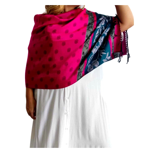 Αυτή η εκλεπτυσμένη εσάρπα από 90% κασμίρ και 10% μετάξι αποτελεί ένα αξεσουάρ υψηλής ποιότητας για την γκαρνταρόμπα σας. Το έντονο φούξια χρώμα με διακριτικά σκουρόχρωμα πουά δημιουργεί μια εντυπωσιακή αντίθεση με το ναυτικό μπλε και τα τιρκουάζ μοτίβα που διακοσμούν τις άκρες της. Τα κομψά φλοράλ σχέδια και οι διακοσμητικές λεπτομέρειες στις παρυφές προσθέτουν μια πινελιά πολυτέλειας, ενώ οι διακριτικοί κρόσσοι στις άκρες ολοκληρώνουν το φινετσάτο σχέδιο. Η απαλή υφή του κασμίρ σε συνδυασμό με τη λάμψη του μεταξιού προσφέρει εξαιρετική αίσθηση στο δέρμα και ασύγκριτη ζεστασιά. Φορέστε την με ένα απλό λευκό φόρεμα για μια κομψή εμφάνιση ή συνδυάστε την με σκούρο τζιν και μπλούζα για καθημερινή κομψότητα. Ιδανική για βραδινές εξόδους, επίσημες εκδηλώσεις ή ως κομψό κάλυμμα τους δροσερούς καλοκαιρινούς βραδινούς περιπάτους. Η ευελιξία της επιτρέπει να φορεθεί ως εσάρπα, σάλι ή ακόμα και ως διακοσμητικό στοιχείο σε μια τσάντα, προσφέροντας απεριόριστες επιλογές στιλιστικών συνδυ