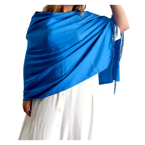 Αυτή η εντυπωσιακή εσάρπα σε λαμπερό γαλάζιο χρώμα αποτελεί την τέλεια προσθήκη στη γκαρνταρόμπα σας. Κατασκευασμένη από πολυτελές μείγμα 90% κασμίρ και 10% μετάξι, προσφέρει απαράμιλλη απαλότητα και ζεστασιά με μια κομψή γυαλάδα που μόνο το μετάξι μπορεί να χαρίσει. Το έντονο κυανό της χρώμα αναδεικνύεται από τις κομψές κρόσσες στις άκρες που προσθέτουν κίνηση και διάσταση. Αρκετά μεγάλη για να φορεθεί ως σάλι ή ως ελαφρύ κάλυμμα ώμων, η ευελιξία της την καθιστά ιδανική για πολλές περιστάσεις. Συνδυάζεται υπέροχα με λευκά φορέματα για καλοκαιρινές βραδινές εξόδους, αλλά και με σκούρα ρούχα για επίσημες εκδηλώσεις. Το απαλό ύφασμα αγκαλιάζει το σώμα με χάρη, ενώ η πλούσια υφή του εξασφαλίζει ότι θα παραμείνει σε άριστη κατάσταση για χρόνια. Ιδανική για ταξίδια καθώς διπλώνεται εύκολα χωρίς να τσαλακώνεται, προσφέροντας κομψότητα και πρακτικότητα σε κάθε σας εμφάνιση.
