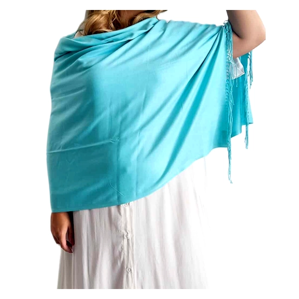 Αυτή η κομψή εσάρπα σε υπέροχη τιρκουάζ απόχρωση αποτελεί το ιδανικό αξεσουάρ για κάθε βραδινή σας εμφάνιση. Κατασκευασμένη από πολυτελή συνδυασμό 90% κασμίρ και 10% μετάξι, προσφέρει απαράμιλλη απαλότητα και μια λεπτή, ανάλαφρη αίσθηση στο δέρμα. Το φωτεινό τιρκουάζ χρώμα της δίνει μια δροσερή, καλοκαιρινή πινελιά, ενώ οι κομψές διακοσμητικές φούντες στις άκρες προσθέτουν μια νότα κομψότητας και κίνησης. Η εσάρπα είναι αρκετά μεγάλη για να φορεθεί με διάφορους τρόπους \u002D τυλιγμένη γύρω από τους ώμους για ζεστασιά τα δροσερά βράδια, ριχτή στους αγκώνες για μια πιο κομψή εμφάνιση, ή ακόμα και ως διακοσμητικό στοιχείο σε μια απλή λευκή τουαλέτα. Συνδυάζεται υπέροχα με λευκά φορέματα, όπως φαίνεται στην εικόνα, αλλά και με σκούρα μπλε, μαύρα ή μπεζ σύνολα. Ιδανική για γάμους, επίσημες εκδηλώσεις, καλοκαιρινές βραδινές εξόδους ή ακόμα και για να αναβαθμίσετε ένα καθημερινό σύνολο. Η εξαιρετική ποιότητα των υλικών της εγγυάται πως θα παραμείνει αγαπημένο κομμάτι της γκαρνταρόμπ