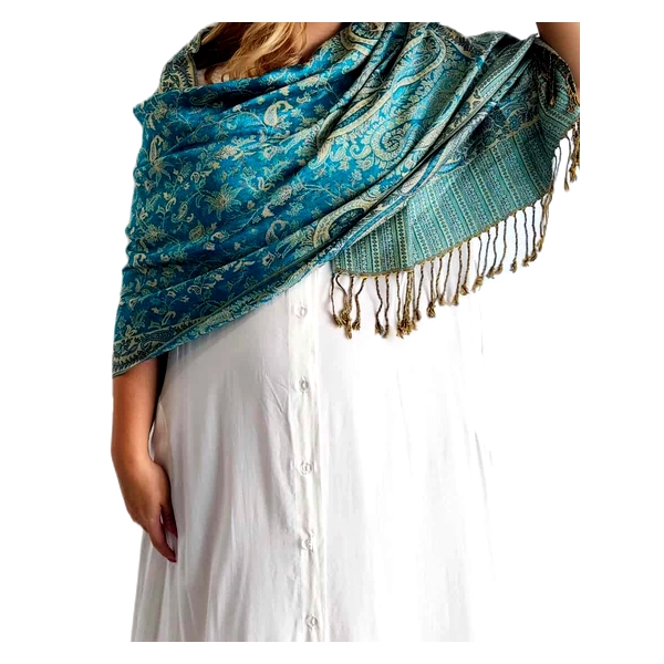 Αυτή η εντυπωσιακή εσάρπα από 90% κασμίρ και 10% μετάξι αποπνέει πολυτέλεια και κομψότητα σε κάθε εμφάνιση. Σε υπέροχες αποχρώσεις του γαλαζοπράσινου (τιρκουάζ) με περίτεχνα χρυσαφένια σχέδια παϊσλι, δημιουργεί μια αίσθηση εξωτικής κομψότητας. Οι λεπτομέρειες του υφάσματος αναδεικνύονται μέσα από το πλούσιο μοτίβο, ενώ οι κομψές χρυσαφένιες φούντες στις άκρες προσθέτουν μια πινελιά πολυτέλειας. Η εσάρπα πέφτει απαλά γύρω από τους ώμους, δημιουργώντας έναν κολακευτικό όγκο που συμπληρώνει κάθε σιλουέτα. Μπορεί να φορεθεί με απλά μονόχρωμα φορέματα όπως το λευκό της φωτογραφίας, αλλά και με βραδινά σύνολα, επίσημα ρούχα ή ακόμα και με ένα απλό τζιν και μπλούζα για μια πιο καθημερινή αλλά κομψή εμφάνιση. Η διπλής όψης σχεδίαση επιτρέπει διαφορετικούς τρόπους στυλιζαρίσματος, ενώ το πολυτελές μείγμα κασμίρ\u002Dμεταξιού προσφέρει απαράμιλλη απαλότητα και ζεστασιά στους ώμους σας τις κρύες βραδιές.