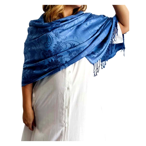Αυτή η εντυπωσιακή εσάρπα σε υπέροχο γαλαζοκύανο χρώμα αποτελεί ένα εξαιρετικό αξεσουάρ για κάθε γυναικεία γκαρνταρόμπα. Κατασκευασμένη από πολυτελή συνδυασμό 90% κασμίρ και 10% μετάξι, προσφέρει απαράμιλλη απαλότητα και ζεστασιά με μια λεπτή, κομψή αίσθηση. Το διακριτικό ανάγλυφο μοτίβο με λουλούδια και διακοσμητικά σχέδια προσθέτει μια νότα κομψότητας, ενώ οι κρόσσια στις άκρες ολοκληρώνουν την πολυτελή εμφάνιση. Η ευέλικτη εσάρπα μπορεί να φορεθεί με πολλούς τρόπους \u002D ως παραδοσιακό φουλάρι γύρω από το λαιμό, ως εντυπωσιακό σάλι στους ώμους ή ακόμα και ως κομψό αξεσουάρ στη μέση. Συνδυάζεται άψογα με απλά φορέματα, επίσημα σύνολα ή καθημερινά τζιν και μπλούζα. Ιδανική για βραδινές εξόδους, επίσημες εκδηλώσεις, αλλά και για μια κομψή καθημερινή εμφάνιση. Η μεταξένια υφή της αντανακλά το φως προσθέτοντας λάμψη, ενώ η εξαιρετική ποιότητα του υφάσματος εγγυάται διαχρονική χρήση και αντοχή στο χρόνο.