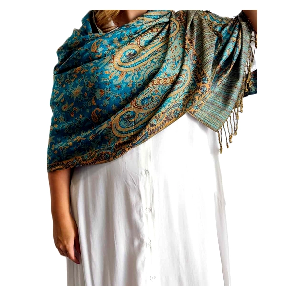 Αυτή η πολυτελής εσάρπα από 90% κασμίρ και 10% μετάξι αποτελεί ένα εξαιρετικό αξεσουάρ για κάθε γυναικεία γκαρνταρόμπα. Σε υπέροχες αποχρώσεις του τυρκουάζ και του γαλαζοπράσινου, διακοσμημένη με περίτεχνα παϊσλι μοτίβα σε χρυσαφί, καφέ και μπεζ τόνους, προσφέρει μια αίσθηση κομψότητας και πολυτέλειας. Οι λεπτομερείς χρυσαφένιες κρόσσες στις άκρες προσθέτουν μια νότα διακριτικής χλιδής, ενώ το μεγάλο μέγεθός της επιτρέπει πολλαπλούς τρόπους φορέματος \u002D ως παραδοσιακό σάλι, τυλιγμένη γύρω από τους ώμους ή ως εντυπωσιακό φουλάρι. Συνδυάζεται τέλεια με απλά μονόχρωμα φορέματα όπως το λευκό της φωτογραφίας, αλλά και με κομψά βραδινά σύνολα ή καθημερινά τζιν. Η εξαιρετική ποιότητα των υλικών της εγγυάται απαλή αίσθηση στο δέρμα, ζεστασιά τις κρύες νύχτες και διαχρονική κομψότητα που θα απογειώσει κάθε σας εμφάνιση, από επίσημες εκδηλώσεις μέχρι κομψές καθημερινές περιστάσεις.