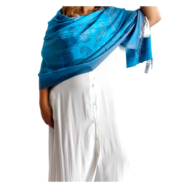 Αυτή η εξαιρετική εσάρπα σε έντονο τυρκουάζ χρώμα συνδυάζει την πολυτέλεια του κασμίρ (90%) με την απαλότητα του μεταξιού (10%), προσφέροντας μια αίσθηση κομψότητας και άνεσης. Διακοσμημένη με λεπτά, κομψά σχέδια σε πιο σκούρες αποχρώσεις του μπλε, η εσάρπα διαθέτει διακριτικά παϊσλεϊ μοτίβα που προσθέτουν μια νότα εκλεπτυσμένης κομψότητας. Οι κρόσσια στις άκρες της προσδίδουν μια αέρινη πινελιά, ενώ το γενναιόδωρο μέγεθός της επιτρέπει πολλαπλούς τρόπους φορέματος \u002D από χαλαρά ριγμένη στους ώμους μέχρι τυλιγμένη γύρω από το λαιμό για περισσότερη ζεστασιά. Ιδανική για βραδινές εξόδους, επίσημες εκδηλώσεις ή ακόμα και για να αναβαθμίσετε ένα καθημερινό σύνολο, συνδυάζεται άψογα με λευκά ή μονόχρωμα ρούχα για ένα εντυπωσιακό αποτέλεσμα. Η μοναδική σύνθεση υλικών εξασφαλίζει ότι θα παραμείνει ζεστή τους κρύους μήνες, ενώ είναι αρκετά ελαφριά για τις δροσερές καλοκαιρινές βραδιές. Μια πολυτελής προσθήκη σε κάθε γυναικεία γκαρνταρόμπα που συνδυάζει την πρακτικότητα με την κομψότητα.