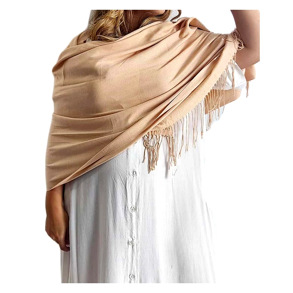 Αυτή η εξαιρετικά κομψή εσάρπα σε απαλό μπεζ\u002Dσομόν χρώμα αποτελεί την τέλεια προσθήκη στη γκαρνταρόμπα κάθε γυναίκας. Κατασκευασμένη από πολυτελές μείγμα 90% κασμίρ και 10% μετάξι, προσφέρει απαράμιλλη απαλότητα και ζεστασιά με μια αίσθηση αβίαστης κομψότητας. Οι λεπτές κρόσσες στις άκρες προσθέτουν μια διακριτική πινελιά φινέτσας, ενώ το γενναιόδωρο μέγεθός της επιτρέπει πολλαπλούς τρόπους στυλιζαρίσματος \u002D από χαλαρά ριγμένη στους ώμους μέχρι τυλιγμένη σαν φουλάρι. Συνδυάζεται υπέροχα τόσο με καθημερινά όσο και με επίσημα σύνολα, από ένα απλό λευκό φόρεμα όπως απεικονίζεται, μέχρι κομψά βραδινά ενδύματα. Η ουδέτερη απόχρωσή της την καθιστά ευέλικτη για κάθε εποχή, ιδανική για δροσερά καλοκαιρινά βράδια ή ως επιπλέον στρώμα τις ψυχρότερες ημέρες. Η εξαιρετική ποιότητα των υλικών εγγυάται διαχρονική αντοχή, ενώ η αέρινη υφή της δημιουργεί μια αίσθηση πολυτέλειας που αναβαθμίζει κάθε εμφάνιση.
