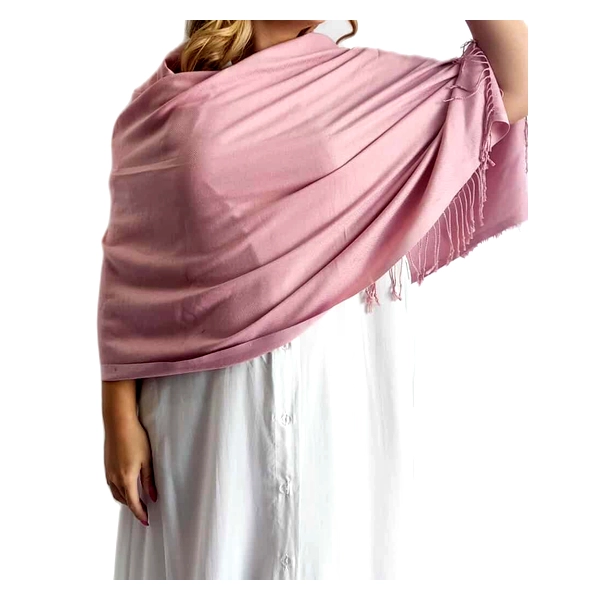 Αυτή η κομψή εσάρπα σε απαλό τριανταφυλλί χρώμα αποτελεί ένα εξαιρετικό αξεσουάρ για κάθε γυναικεία γκαρνταρόμπα. Κατασκευασμένη από πολυτελές μείγμα 90% κασμίρ και 10% μετάξι, προσφέρει απαράμιλλη απαλότητα και ζεστασιά, αγκαλιάζοντας τους ώμους με την πιο αέρινη αίσθηση. Οι κομψές κρόσσες στις άκρες προσθέτουν μια διακριτική πινελιά φινέτσας, ενώ το γενναιόδωρο μέγεθός της επιτρέπει πολλαπλούς τρόπους φορέματος \u002D από χαλαρά ριγμένη στους ώμους μέχρι τυλιγμένη γύρω από το λαιμό σαν φουλάρι. Ιδανική για βραδινές εξόδους, επίσημες εκδηλώσεις ή ακόμα και για να προσθέσει χρώμα σε ένα καθημερινό σύνολο. Συνδυάζεται υπέροχα με λευκά φορέματα όπως απεικονίζεται, αλλά και με μαύρα ή μπεζ ενδύματα για μια κομψή αντίθεση. Η εξαιρετική ποιότητα του υφάσματος εξασφαλίζει διαχρονική αντοχή, ενώ το απαλό ροζ χρώμα της προσφέρει ευελιξία συνδυασμών καθ\u0027 όλη τη διάρκεια του έτους. Ένα πολυτελές αξεσουάρ που συνδυάζει την κομψότητα με την πρακτικότητα.