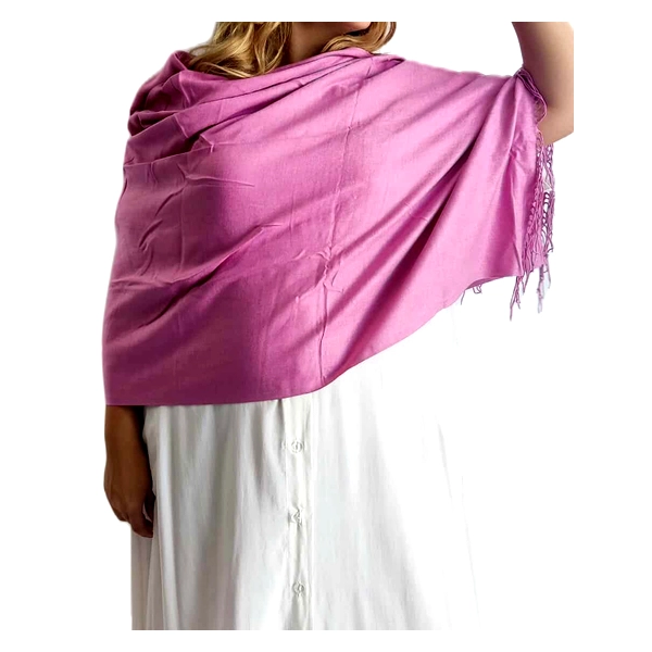 Αυτή η πολυτελής εσάρπα σε υπέροχη απόχρωση φούξια\u002Dορχιδέα είναι η τέλεια προσθήκη στη γκαρνταρόμπα σας. Κατασκευασμένη από εξαιρετικό μείγμα 90% κασμίρ και 10% μετάξι, προσφέρει απαράμιλλη απαλότητα και πολυτελή αίσθηση στο δέρμα. Η μεταξένια υφή της χαρίζει μια διακριτική λάμψη που αναδεικνύει το πλούσιο χρώμα της. Οι κομψές κρόσσες στις άκρες προσθέτουν μια νότα κίνησης και φινέτσας. Αρκετά ευρύχωρη για να τυλιχτεί άνετα γύρω από τους ώμους, είναι ιδανική για βραδινές εξόδους, επίσημες εκδηλώσεις ή γάμους. Συνδυάζεται τέλεια με λευκά ή μαύρα φορέματα, όπως το λευκό φόρεμα της φωτογραφίας, προσφέροντας έντονη χρωματική αντίθεση. Μπορεί επίσης να φορεθεί με κομψά παντελόνια και μπλούζα για πιο καθημερινές περιστάσεις. Η ανάλαφρη υφή της την καθιστά ιδανική για δροσερά καλοκαιρινά βράδια ή ως στυλάτο αξεσουάρ την άνοιξη και το φθινόπωρο. Μια διαχρονική επιλογή που συνδυάζει κομψότητα και πρακτικότητα.