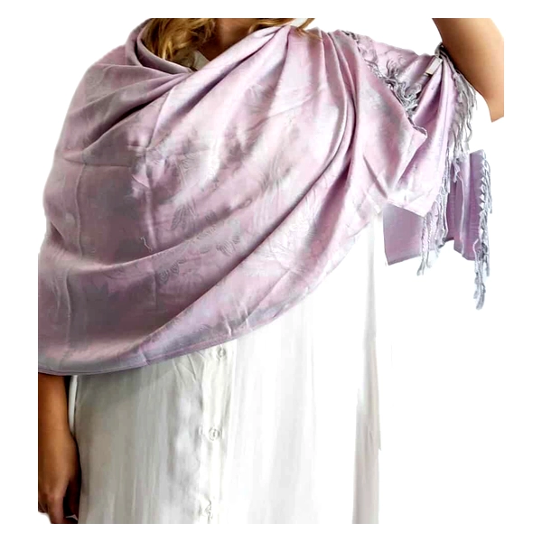 Αυτή η εξαιρετικά κομψή εσάρπα σε απαλή απόχρωση λιλά παστέλ αποτελεί το ιδανικό αξεσουάρ για κάθε βραδινή εμφάνιση. Κατασκευασμένη από πολυτελές μείγμα 90% κασμίρ και 10% μετάξι, προσφέρει μια απαράμιλλη αίσθηση απαλότητας και ζεστασιάς, ενώ διατηρεί μια λεπτεπίλεπτη λάμψη που μόνο το μετάξι μπορεί να χαρίσει. Οι κομψές κρόσσες στις άκρες της προσθέτουν μια διακριτική πινελιά φινέτσας, ενώ το μέγεθός της επιτρέπει πολλαπλούς τρόπους φορέματος \u002D είτε ριχτή στους ώμους, είτε τυλιγμένη γύρω από το λαιμό. Συνδυάζεται υπέροχα με λευκά ή μαύρα βραδινά φορέματα, αλλά και με πιο καθημερινά σύνολα για μια πινελιά πολυτέλειας στην καθημερινότητά σας. Ιδανική για γάμους, δεξιώσεις και επίσημες εκδηλώσεις, αλλά και για βραδινές εξόδους όπου θέλετε να ξεχωρίσετε με κομψότητα. Η υψηλή ποιότητα των υλικών εγγυάται αντοχή στο χρόνο, ενώ η διαχρονική της απόχρωση την καθιστά διαχρονική προσθήκη στη γκαρνταρόμπα σας.