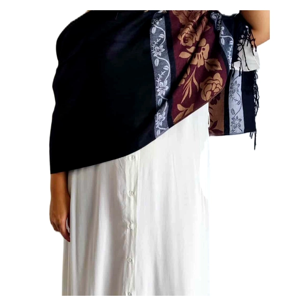 Κομψή εσάρπα πολυτελείας από 90% κασμίρ και 10% μετάξι, που συνδυάζει αρμονικά μαύρο, μπορντό και γαλάζιο με διακριτικά φλοράλ μοτίβα. Το κυρίαρχο βαθύ μαύρο δένει υπέροχα με τις μπορντό λουλουδάτες λεπτομέρειες και το κομψό γαλάζιο περίγραμμα, δημιουργώντας ένα αξεσουάρ εξαιρετικής αισθητικής. Οι κρόσσια στις άκρες προσθέτουν μια νότα διακριτικής πολυτέλειας, ενώ η εξαιρετική ποιότητα του υφάσματος εξασφαλίζει απαράμιλλη απαλότητα και ζεστασιά. Ιδανική για βραδινές εξόδους, επίσημες εκδηλώσεις ή ακόμη και για να αναβαθμίσετε ένα καθημερινό σύνολο. Συνδυάζεται τέλεια με λευκά φορέματα, όπως φαίνεται στην εικόνα, αλλά και με μονόχρωμα σύνολα σε μαύρο ή μπεζ. Η πολυτελής υφή του κασμίρ προσφέρει εξαιρετική αίσθηση στο δέρμα, ενώ το μετάξι προσδίδει την απαραίτητη λάμψη που θα σας κάνει να ξεχωρίζετε σε κάθε περίσταση.