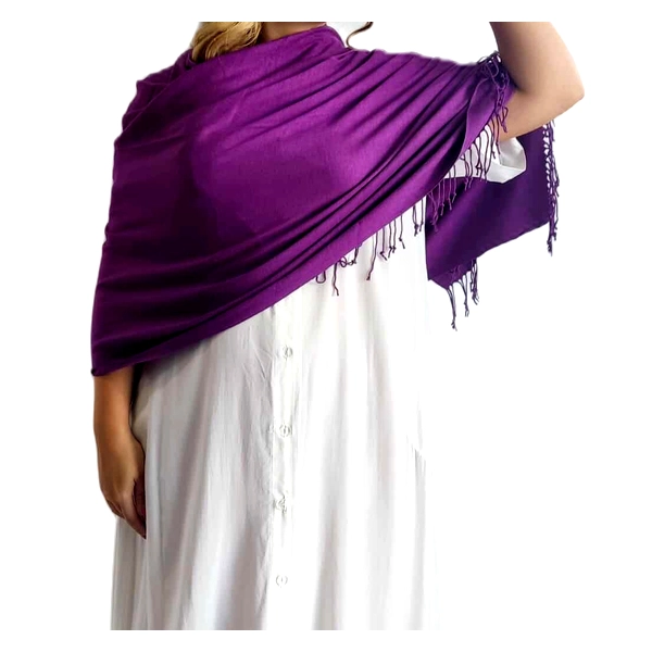 Αυτή η πολυτελής εσάρπα σε έντονο μοβ χρώμα (μωβ βιολετί) αποτελεί ένα εξαιρετικό αξεσουάρ για κάθε γυναικεία γκαρνταρόμπα. Κατασκευασμένη από 90% κασμίρ και 10% μετάξι, προσφέρει απαράμιλλη απαλότητα και ζεστασιά, ενώ διατηρεί μια κομψή και αέρινη εμφάνιση. Η πλούσια υφή της αγκαλιάζει τους ώμους με χάρη, ενώ οι κομψές κρόσσες στις άκρες προσθέτουν μια διακριτική πινελιά φινέτσας. Ιδανική για βραδινές εξόδους, επίσημες εκδηλώσεις ή ακόμα και για καθημερινή χρήση όταν θέλετε να αναβαθμίσετε το στυλ σας. Συνδυάζεται υπέροχα με λευκά φορέματα όπως στην εικόνα, αλλά και με μαύρα, γκρι ή μπεζ σύνολα για εντυπωσιακές αντιθέσεις. Το βαθύ μοβ χρώμα της προσθέτει πολυτέλεια και κομψότητα σε κάθε εμφάνιση. Αρκετά μεγάλη για να φορεθεί με διάφορους τρόπους \u002D ως εσάρπα, ως στολή ή ακόμα και ως ελαφρύ κάλυμμα για τους ώμους τα δροσερά καλοκαιρινά βράδια. Ένα διαχρονικό κομμάτι που συνδυάζει πολυτέλεια και πρακτικότητα για την σύγχρονη γυναίκα.