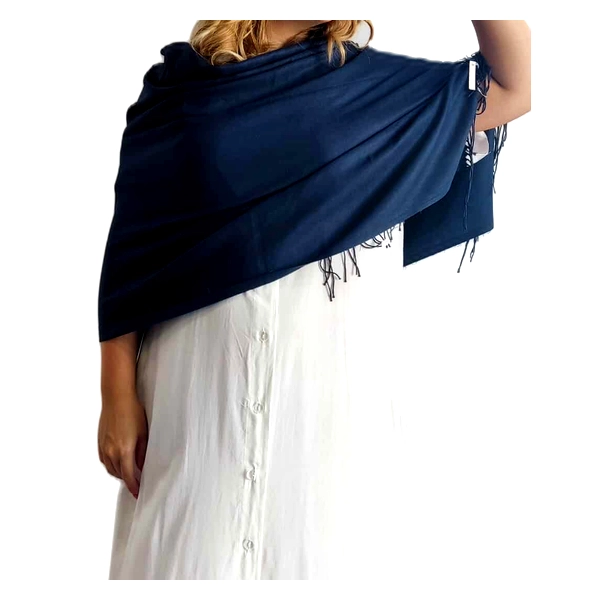 Αυτή η πολυτελής εσάρπα σε βαθύ ναυτικό μπλε αποτελεί την τέλεια προσθήκη στη γκαρνταρόμπα σας. Κατασκευασμένη από ένα εξαιρετικό μείγμα 90% κασμίρ και 10% μετάξι, προσφέρει απαράμιλλη απαλότητα και ζεστασιά με μια κομψή, λεπτή υφή. Οι διακριτικοί κρόσσοι στις άκρες προσθέτουν μια νότα κομψότητας στο απλό αλλά διαχρονικό σχέδιο. Η ευέλικτη φύση της επιτρέπει να φορεθεί με πολλούς τρόπους \u002D ως παραδοσιακό φουλάρι, ριχτή στους ώμους σαν σάλι όπως φαίνεται στην εικόνα, ή ακόμα και ως κομψό αξεσουάρ σε ένα απλό φόρεμα. Συνδυάζεται τέλεια με λευκά ή ανοιχτόχρωμα ενδύματα, δημιουργώντας μια κλασική αντίθεση. Ιδανική για επίσημες εκδηλώσεις, γάμους, επαγγελματικές συναντήσεις ή απλά για να προσθέσετε μια πινελιά φινέτσας σε ένα καθημερινό σύνολο. Η εξαιρετική ποιότητα των υλικών εγγυάται ότι αυτή η εσάρπα θα διατηρήσει την ομορφιά της για πολλά χρόνια.