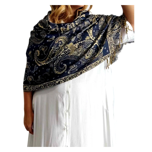 Αυτή η πολυτελής εσάρπα από 90% κασμίρ και 10% μετάξι αποτελεί ένα εξαιρετικό αξεσουάρ για κάθε γυναικεία γκαρνταρόμπα. Σε βαθύ ναυτικό μπλε με πλούσια χρυσοκίτρινα μοτίβα παϊσλεϊ, συνδυάζει κομψότητα και διαχρονικό στυλ. Το περίτεχνο σχέδιο με τις στροβιλιστές γραμμές και τα παραδοσιακά μοτίβα προσθέτει μια πινελιά πολυτέλειας, ενώ οι λεπτές κρόσσες στις άκρες ολοκληρώνουν την αριστοκρατική της εμφάνιση. Η εσάρπα πέφτει απαλά στους ώμους, προσφέροντας ζεστασιά και άνεση χάρη στο εξαιρετικό κασμίρ, ενώ η προσθήκη του μεταξιού χαρίζει μια διακριτική λάμψη. Μπορεί να φορεθεί με λευκό φόρεμα για βραδινές εξόδους, με κομψό παλτό για επαγγελματικές συναντήσεις, ή ακόμα και με απλό τζιν και μπλούζα για καθημερινές εμφανίσεις με στυλ. Ιδανική για όλες τις εποχές, αυτή η εσάρπα συνδυάζει την πρακτικότητα με την κομψότητα, αποτελώντας μια επένδυση διαχρονικής αξίας για κάθε γυναίκα που εκτιμά την ποιότητα και την κομψότητα.