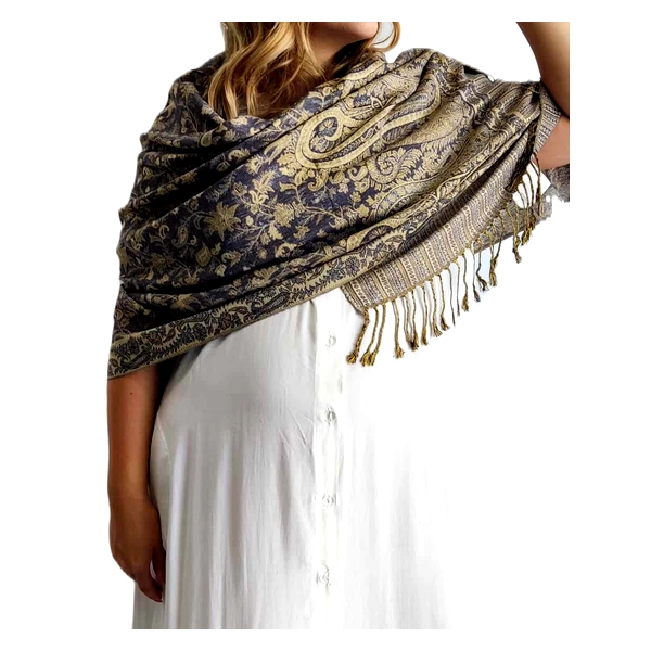 Αυτή η πολυτελής εσάρπα από 90% κασμίρ και 10% μετάξι αποτελεί ένα εξαιρετικό αξεσουάρ για κάθε γυναικεία γκαρνταρόμπα. Σε μια υπέροχη χρωματική αρμονία βαθύ ναυτικού μπλε και χρυσαφί, διακοσμημένη με περίτεχνα παϊσλι μοτίβα, προσφέρει μια αίσθηση διαχρονικής κομψότητας. Οι λεπτομερείς χρυσές διακοσμητικές λεπτομέρειες αναδεικνύονται εντυπωσιακά πάνω στο σκούρο φόντο, ενώ οι κομψοί κρόσσοι στις άκρες προσθέτουν μια πινελιά πολυτέλειας. Η εσάρπα μπορεί να φορεθεί με πολλούς τρόπους \u002D ως κλασικό σάλι πάνω από ένα λευκό φόρεμα όπως εικονίζεται, ως φουλάρι για επίσημες βραδινές εμφανίσεις, ή ακόμη και ως διακοσμητικό στοιχείο σε μια απλή καθημερινή εμφάνιση. Η εξαιρετική ποιότητα του υφάσματος προσφέρει απαλή αίσθηση στο δέρμα και ζεστασιά τις κρύες βραδιές, ενώ παράλληλα είναι αρκετά ελαφριά για να φορεθεί και τις πιο ήπιες εποχές. Ένα πραγματικό κομμάτι υψηλής αισθητικής που συνδυάζει την πρακτικότητα με την πολυτέλεια, ιδανικό για να αναβαθμίσει κάθε σας εμφάνιση.