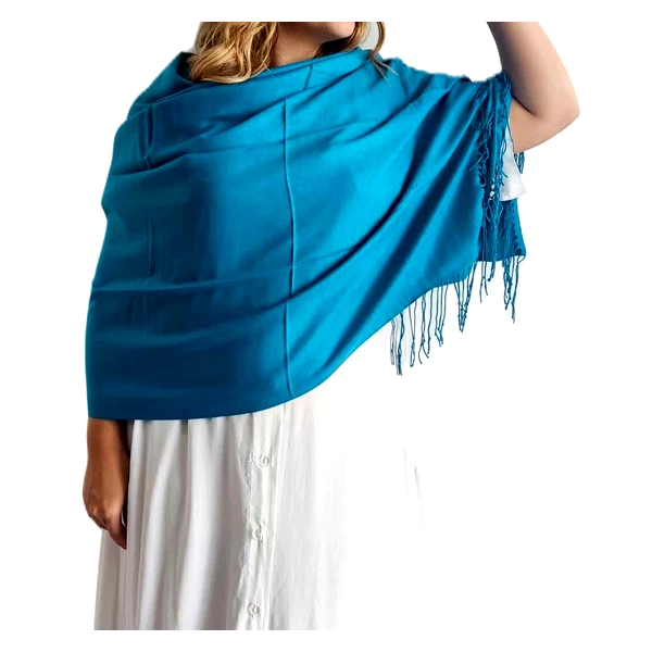 Αυτή η εκλεπτυσμένη εσάρπα σε λαμπερό τιρκουάζ χρώμα αποτελεί ένα αξεσουάρ πολυτελείας που συνδυάζει κομψότητα και άνεση. Κατασκευασμένη από εξαιρετικής ποιότητας υλικά, με 90% κασμίρ και 10% μετάξι, προσφέρει απαράμιλλη απαλότητα και ζεστασιά. Η πλούσια υφή της αγκαλιάζει τους ώμους με χάρη, ενώ οι κομψές κρόσσες στις άκρες προσθέτουν μια νότα διακριτικής πολυτέλειας. Το έντονο τιρκουάζ χρώμα της εσάρπας ζωντανεύει κάθε εμφάνιση, είτε φορεθεί με απλό λευκό φόρεμα όπως στην εικόνα, είτε συνδυαστεί με βραδινά σύνολα. Είναι ιδανική για επίσημες περιστάσεις, κοκτέιλ πάρτι, γάμους ή για να προσθέσει χρώμα σε ένα επαγγελματικό ντύσιμο. Η ευέλικτη φύση της επιτρέπει πολλαπλούς τρόπους στυλιζαρίσματος – από χαλαρά ριγμένη στους ώμους μέχρι τυλιγμένη γύρω από το λαιμό τις κρύες βραδιές. Μια πολυτελής προσθήκη στη γκαρνταρόμπα κάθε γυναίκας που εκτιμά την ποιότητα και την κομψότητα.