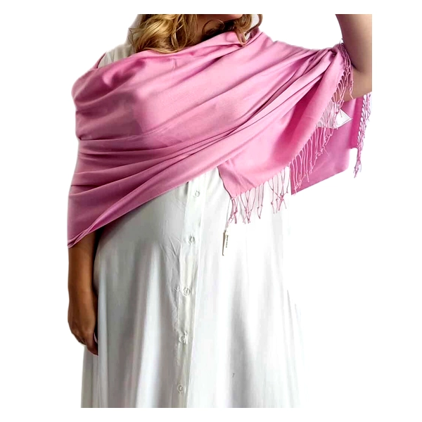 Αυτή η κομψή εσάρπα σε απαλό τριανταφυλλί χρώμα αποτελεί την τέλεια προσθήκη στη γκαρνταρόμπα κάθε γυναίκας. Κατασκευασμένη από πολυτελές μείγμα 90% κασμίρ και 10% μετάξι, προσφέρει εξαιρετική απαλότητα και ζεστασιά με μια λεπτή, μεταξένια αίσθηση στο δέρμα. Οι κομψοί κρόσσοι στις άκρες προσθέτουν μια διακριτική πινελιά φινέτσας, ενώ το πλούσιο ύφασμα δημιουργεί όμορφες πτυχώσεις όταν φοριέται. Ιδανική για βραδινές εξόδους, επίσημες εκδηλώσεις ή ακόμα και για καθημερινή κομψότητα, αυτή η εσάρπα συνδυάζεται άψογα με λευκά φορέματα, όπως φαίνεται στην εικόνα, αλλά και με σκούρα κοστούμια ή casual ενδυμασίες. Το λαμπερό τριανταφυλλί της χρώμα ζωντανεύει κάθε εμφάνιση, ενώ το γενναιόδωρο μέγεθός της επιτρέπει πολλαπλούς τρόπους στυλιζαρίσματος \u002D ως εντυπωσιακό σάλι, ως φουλάρι ή χαλαρά ριγμένη στους ώμους. Μια διαχρονική επιλογή που συνδυάζει πολυτέλεια και πρακτικότητα για κάθε εποχή του χρόνου.