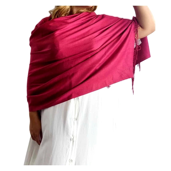 Αυτή η πολυτελής εσάρπα σε έντονο φούξια χρώμα αποτελεί ένα εξαιρετικό αξεσουάρ για κάθε γυναικεία γκαρνταρόμπα. Κατασκευασμένη από εκλεκτό συνδυασμό 90% κασμίρ και 10% μετάξι, προσφέρει απαράμιλλη απαλότητα και ζεστασιά με μια λεπτή, κομψή αίσθηση στην αφή. Το πλούσιο φούξια χρώμα της προσθέτει μια ζωντανή νότα σε κάθε ενδυματολογική επιλογή, ενώ οι λεπτεπίλεπτες κρόσσες στις άκρες της προσδίδουν μια διακριτική πολυτέλεια. Αρκετά φαρδιά για να φορεθεί ως εσάρπα ώμων ή να τυλιχτεί γύρω από το λαιμό, είναι ιδανική τόσο για επίσημες βραδινές εμφανίσεις όσο και για καθημερινές περιστάσεις. Συνδυάζεται υπέροχα με λευκά φορέματα όπως φαίνεται στην εικόνα, αλλά και με μαύρα ή ουδέτερα σύνολα. Η εξαιρετική ποιότητα του υφάσματος εξασφαλίζει ότι θα διατηρήσει το σχήμα και το χρώμα της για πολλά χρόνια, καθιστώντας την μια διαχρονική επένδυση για το στυλ σας.