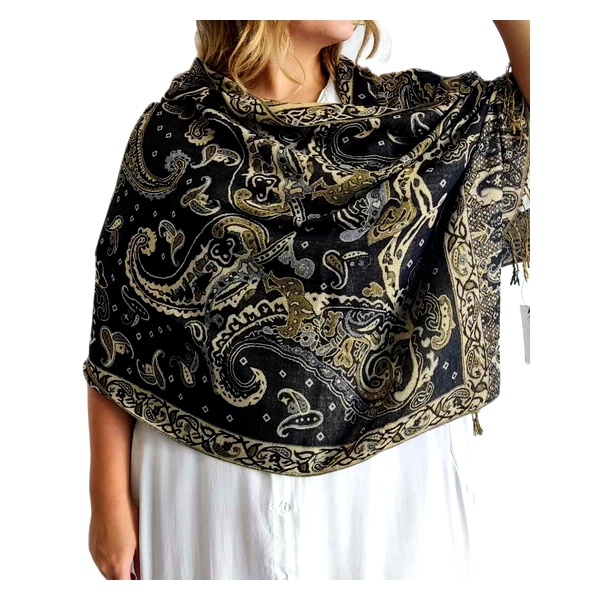 Αυτή η πολυτελής εσάρπα από 90% κασμίρ και 10% μετάξι αποτελεί ένα εξαιρετικό αξεσουάρ για κάθε γυναικεία γκαρνταρόμπα. Σε βαθύ μαύρο φόντο, διακοσμείται με εντυπωσιακά χρυσαφί και ασημί μοτίβα παϊσλι που αναδεικνύουν την κομψότητά της. Οι λεπτομερείς σχεδιασμοί και τα περίτεχνα στροβιλιστά μοτίβα προσδίδουν μια αίσθηση πολυτέλειας, ενώ οι διακριτικές κρόσσες στις άκρες ολοκληρώνουν το εκλεπτυσμένο της στυλ. Η απαλή υφή του κασμίρ προσφέρει εξαιρετική θερμότητα και άνεση, ενώ η προσθήκη μεταξιού χαρίζει μια ελαφριά γυαλάδα που αναβαθμίζει την εμφάνισή της. Φοριέται με πολλαπλούς τρόπους \u002D είτε χαλαρά ριγμένη στους ώμους για μια κομψή βραδινή εμφάνιση, είτε τυλιγμένη γύρω από το λαιμό για καθημερινή κομψότητα. Συνδυάζεται τέλεια με μονόχρωμα φορέματα και σύνολα, όπως το λευκό φόρεμα της φωτογραφίας, προσθέτοντας χαρακτήρα και φινέτσα σε κάθε εμφάνιση. Ιδανική για επίσημες εκδηλώσεις, κοκτέιλ πάρτι ή για να αναβαθμίσετε ένα απλό καθημερινό σύνολο.