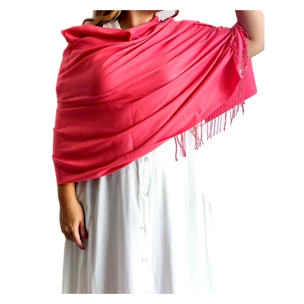 Αυτή η πολυτελής εσάρπα σε έντονο κοραλλί\u002Dφούξια χρώμα αποτελεί το ιδανικό αξεσουάρ για κάθε εκλεπτυσμένη εμφάνιση. Κατασκευασμένη από εξαιρετικό μείγμα 90% κασμίρ και 10% μετάξι, προσφέρει απαράμιλλη απαλότητα και ζεστασιά, ενώ η μεταξένια υφή της χαρίζει μια διακριτική λάμψη. Οι κομψοί κρόσσοι στις άκρες προσθέτουν μια νότα κίνησης και κομψότητας, ενώ το φωτεινό χρώμα της ζωντανεύει κάθε ενδυματολογική επιλογή. Το γενναιόδωρο μέγεθός της επιτρέπει πολλαπλούς τρόπους ένδυσης \u002D τυλίξτε την γύρω από τους ώμους σας για μια επίσημη βραδινή έξοδο, φορέστε την ως φουλάρι για μια κομψή καθημερινή εμφάνιση, ή χρησιμοποιήστε την ως ελαφρύ κάλυμμα σε δροσερά καλοκαιρινά βράδια. Συνδυάζεται υπέροχα με λευκά φορέματα όπως φαίνεται στην εικόνα, αλλά και με μαύρα, μπεζ ή γκρι σύνολα για έντονη χρωματική αντίθεση. Ιδανική για γάμους, επίσημες εκδηλώσεις ή απλά για να προσθέσετε μια πινελιά πολυτέλειας στην καθημερινή σας γκαρνταρόμπα.