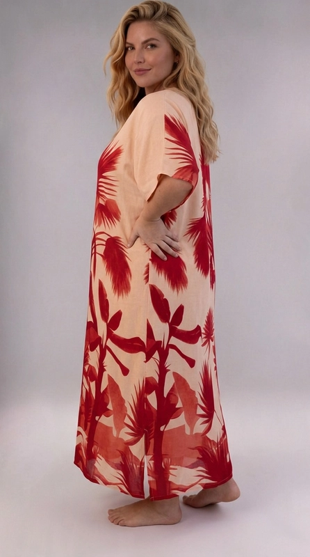 Φόρεμα κρεμ καλοκαιρινό - FRW715 | Candiashop Boutique, Ένα εντυπωσιακό maxi φόρεμα kaftan που συνδυάζει στυλ και άνεση για τη γυναίκα με καμπύλες. Το υπέροχο τροπικό μοτίβο με έντονες κόκκινες σιλουέτες φοινικόδεντρων και εξωτικής βλάστησης σε ροδακινί-μπεζ φόντο δημιουργεί μια εικόνα γεμάτη ζωντάνια και καλοκαιρινή διάθεση. Η ευρύχωρη, ρέουσα γραμμή του εξασφαλίζει άψογη εφαρμογή που κολακεύει κάθε σιλουέτα, ενώ τα φαρδιά μανίκια τύπου νυχτερίδας προσδίδουν κομψή, αέρινη αισθητική. Το V-λαιμόκοψη στο μπροστινό μέρος προσθέτει μια δόση θηλυκότητας, ενώ το μάκρος maxi χαρίζει μια ολοκληρωμένη, περιποιημένη εμφάνιση. Ιδανικό για παραλία, καλοκαιρινές εκδρομές, αλλά και για χαλαρές βραδινές έξοδες. Μπορεί να φορεθεί με σανδάλια ή πλατφόρμες και να συνδυαστεί με ψάθινη τσάντα για ένα τέλειο beach chic αποτέλεσμα. Ένα must-have κομμάτι για κάθε γυναίκα που αγαπά τη μόδα χωρίς συμβιβασμούς στην άνεση.