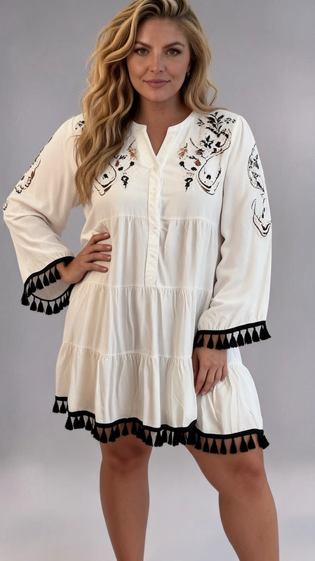 Ένα υπέροχο boho\u002Dchic φόρεμα σε κρεμ απόχρωση που αναδεικνύει την ομορφιά και την άνεση σε κάθε σιλουέτα. Το φόρεμα διαθέτει εντυπωσιακή κεντητή διακόσμηση στο μπούστο, με μοτίβα σε μαύρο, καφέ και χρυσαφί χρώμα, που του δίνουν έναν ξεχωριστό, εθνικό χαρακτήρα. Το tiered σχέδιο με τα τρία επίπεδα εξασφαλίζει ρευστή εφαρμογή και κολακευτική γραμμή, ιδανική για plus size σώματα. Τα μακριά μανίκια με τις εντυπωσιακές μαύρες φούντες στα άκρα, καθώς και η ίδια διακόσμηση στο τελείωμα του φορέματος, προσδίδουν ένα παιχνιδιάρικο και μοδάτο άγγιγμα. Η V\u002Dλαιμόκοψη με κουμπιά στο μπούστο ολοκληρώνει το σύνολο με κομψό τρόπο. Κατάλληλο για καλοκαιρινές εκδρομές, παραλία, casual εξόδους ή φεστιβάλ. Μπορεί να συνδυαστεί με σανδάλια ή μποτάκια για ένα αέρινο, bohemian look που θα τραβήξει όλα τα βλέμματα.