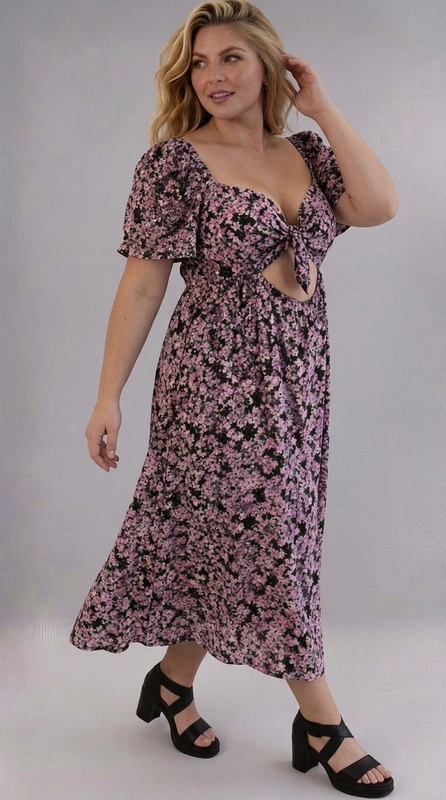 Φόρεμα λιλά καλοκαιρινό - FRW709 | Candiashop Boutique, Ένα υπέροχο καλοκαιρινό φόρεμα που συνδυάζει θηλυκότητα και στυλ σε μεγαλύτερα νούμερα. Το μαύρο φόντο του αναδεικνύει ένα ρομαντικό φλοράλ μοτίβο με μικρά λουλούδια σε αποχρώσεις ροζ, λιλά και λευκού, δημιουργώντας ένα αποτέλεσμα που κολακεύει κάθε σιλουέτα. Το κυριότερο χαρακτηριστικό του είναι το εντυπωσιακό δέσιμο στο μπούστο με cut-out λεπτομέρεια στη μέση, που προσδίδει έναν αισθησιακό τόνο χωρίς να είναι υπερβολικό. Το βαθύ V-ντεκολτέ και τα κοντά φουσκωτά μανίκια ολοκληρώνουν ένα look γεμάτο χάρη. Η γραμμή A προσφέρει άνεση και ελευθερία κινήσεων, ενώ το midi μήκος το καθιστά κατάλληλο για πολλές περιστάσεις. Μπορεί να φορεθεί με σανδάλια ή πλατφόρμες για μια βραδινή έξοδο, ή με πλεκτό σάκο για έναν καλοκαιρινό γάμο. Ιδανικό για διακοπές, καλοκαιρινές εκδηλώσεις και ρομαντικά ραντεβού.