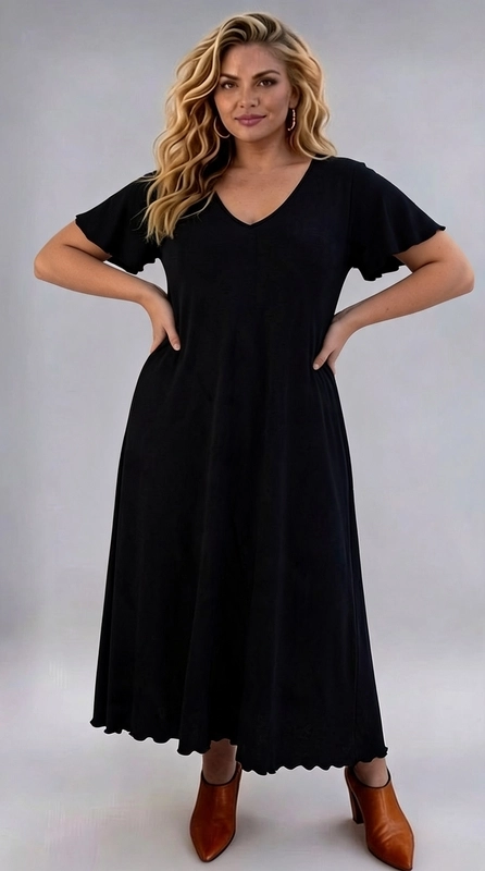 Φόρεμα μαύρο καλοκαιρινό - FRW652 | Candiashop Boutique, Ένα διαχρονικό και κομψό maxi φόρεμα σε βαθύ μαύρο χρώμα, ιδανικό για γυναίκες plus size που αναζητούν στυλ και άνεση σε ένα. Η A  γραμμή που ακολουθεί διαμορφώνεται ομαλά από τη μέση προς τα κάτω, χαρίζοντας ελευθερία κινήσεων και κολακεύοντας κάθε σιλουέτα. Η V-λαιμόκοψη στο μπροστινό μέρος προσθέτει θηλυκότητα και επιμηκύνει οπτικά τη σιλουέτα, ενώ τα κοντά φαρδιά μανίκια τύπου "angel sleeve" δίνουν μια αέρινη, ρομαντική πινελιά. Ιδιαίτερο χαρακτηριστικό αποτελεί η μικρή κυματιστή λεπτομέρεια στο τελείωμα της φούστας, που προσδίδει χαρακτήρα και φινέτσα στο σύνολο. Το ύφασμα φαίνεται να είναι απαλό και ελαστικό, εξασφαλίζοντας άνεση καθ' όλη τη διάρκεια της ημέρας. Μπορεί να φορεθεί με κοντά τακούνια ή μπότες για ένα chic αποτέλεσμα, ή με sneakers για μια πιο casual εμφάνιση. Κατάλληλο για επαγγελματικές συναντήσεις, βραδινές εξόδους, αλλά και καθημερινές περιστάσεις.
