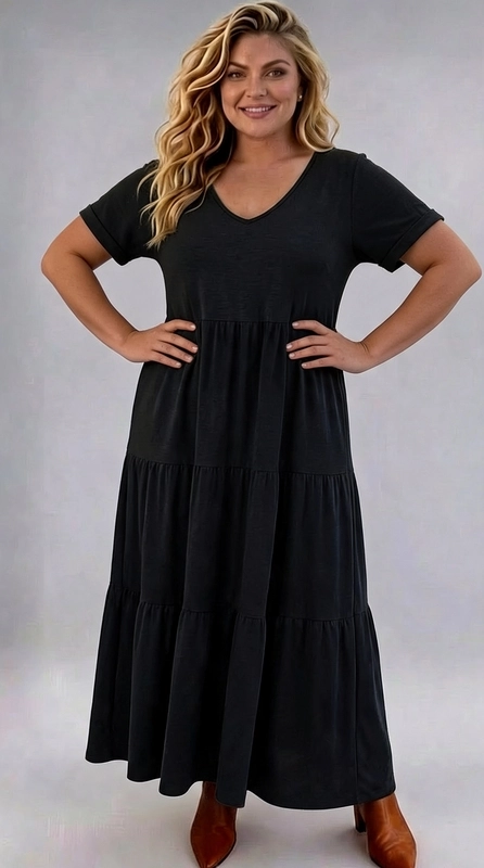 Φόρεμα μαύρο καλοκαιρινό - FRW656 | Candiashop Boutique, Ένα υπέροχο maxi φόρεμα σε βαθύ μαύρο χρώμα που αναδεικνύει την ομορφιά και την κομψότητα κάθε γυναίκας. Το σχέδιό του διαθέτει τρία διαδοχικά βολάν που δημιουργούν ένα εντυπωσιακό tiered αποτέλεσμα, προσφέροντας ρευστή και χαριτωμένη κίνηση. Ο λαιμός σε σχήμα V και τα κοντά μανίκια με ανασηκωμένο τελείωμα δίνουν στο φόρεμα έναν ανάλαφρο και σύγχρονο χαρακτήρα. Η γραμμή του είναι άνετη και φαρδιά, ιδανική για plus size σιλουέτες, καθώς αγκαλιάζει το σώμα με χάρη χωρίς να το σφίγγει. Το απλό μονόχρωμο ύφασμα σε μαύρο τόνο το καθιστά ευέλικτο και διαχρονικό. Μπορεί να φορεθεί με καφέ ή μαύρες μπότες για ένα boho-chic αποτέλεσμα, όπως φαίνεται και στη φωτογραφία, ή με σανδάλια για μια πιο καλοκαιρινή εμφάνιση. Κατάλληλο για καθημερινές εξόδους, επισκέψεις σε αγορές, καφέ με φίλες ή ακόμα και για πιο χαλαρές βραδινές εκδηλώσεις. Ένα must-have κομμάτι για κάθε γυναίκα που αγαπά τον συνδυασμό άνεσης και στυλ.